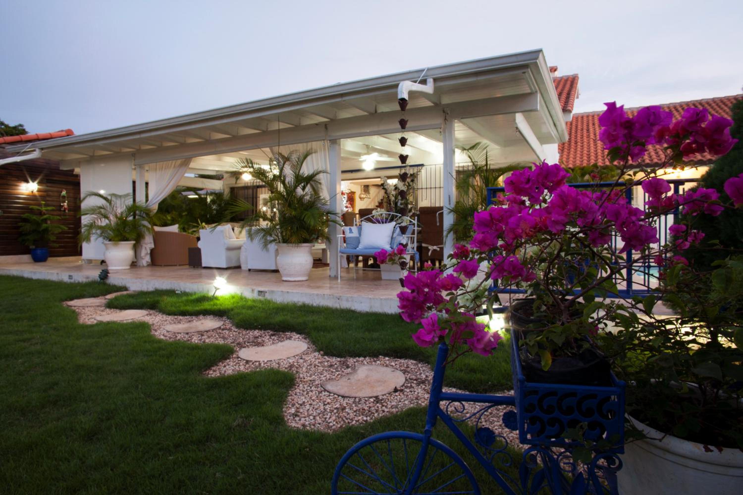 Classic Four-Bedroom Villa - Golf Cart Included - Photo 9