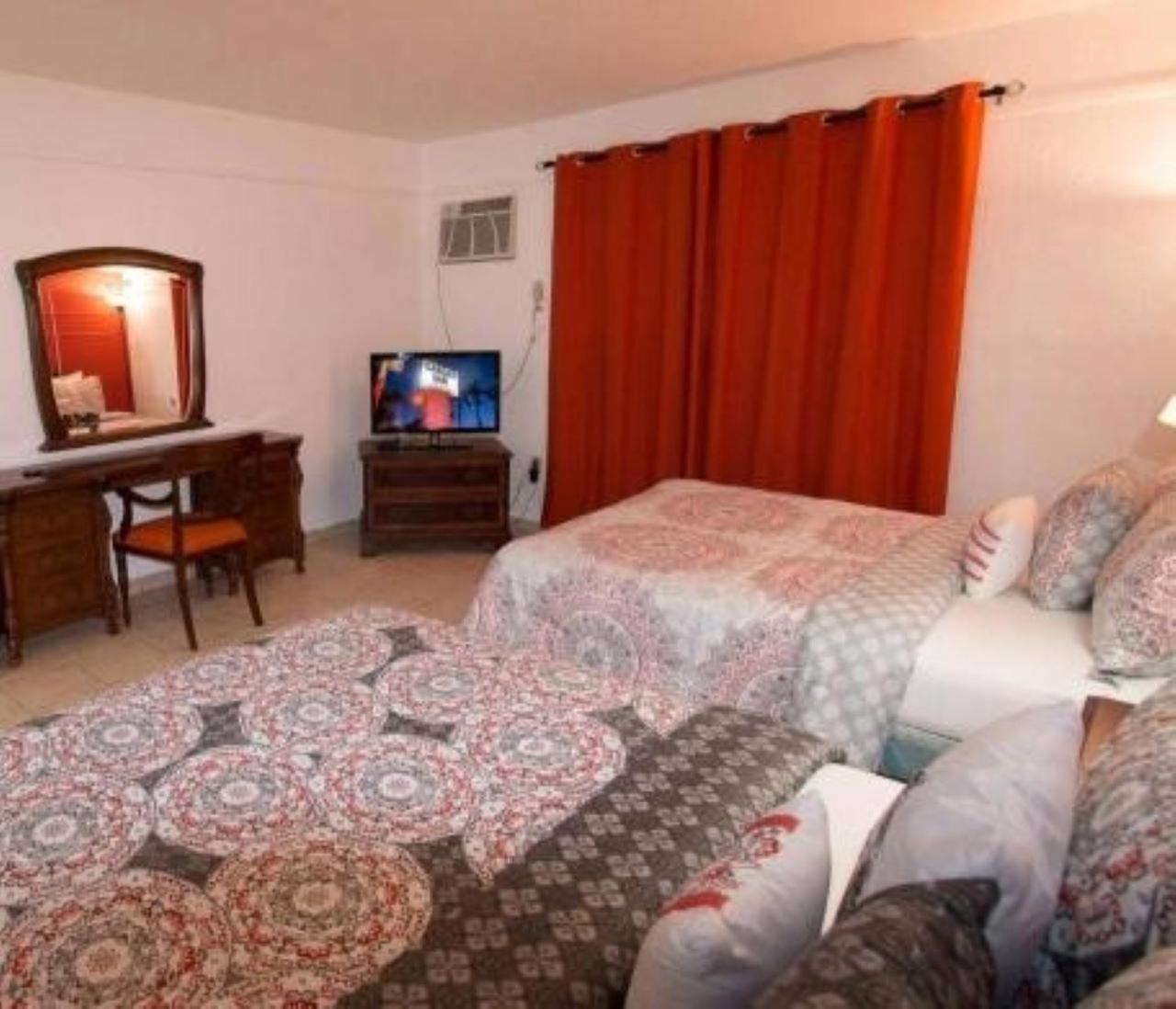 Queen Room with Two Queen Beds photo 2