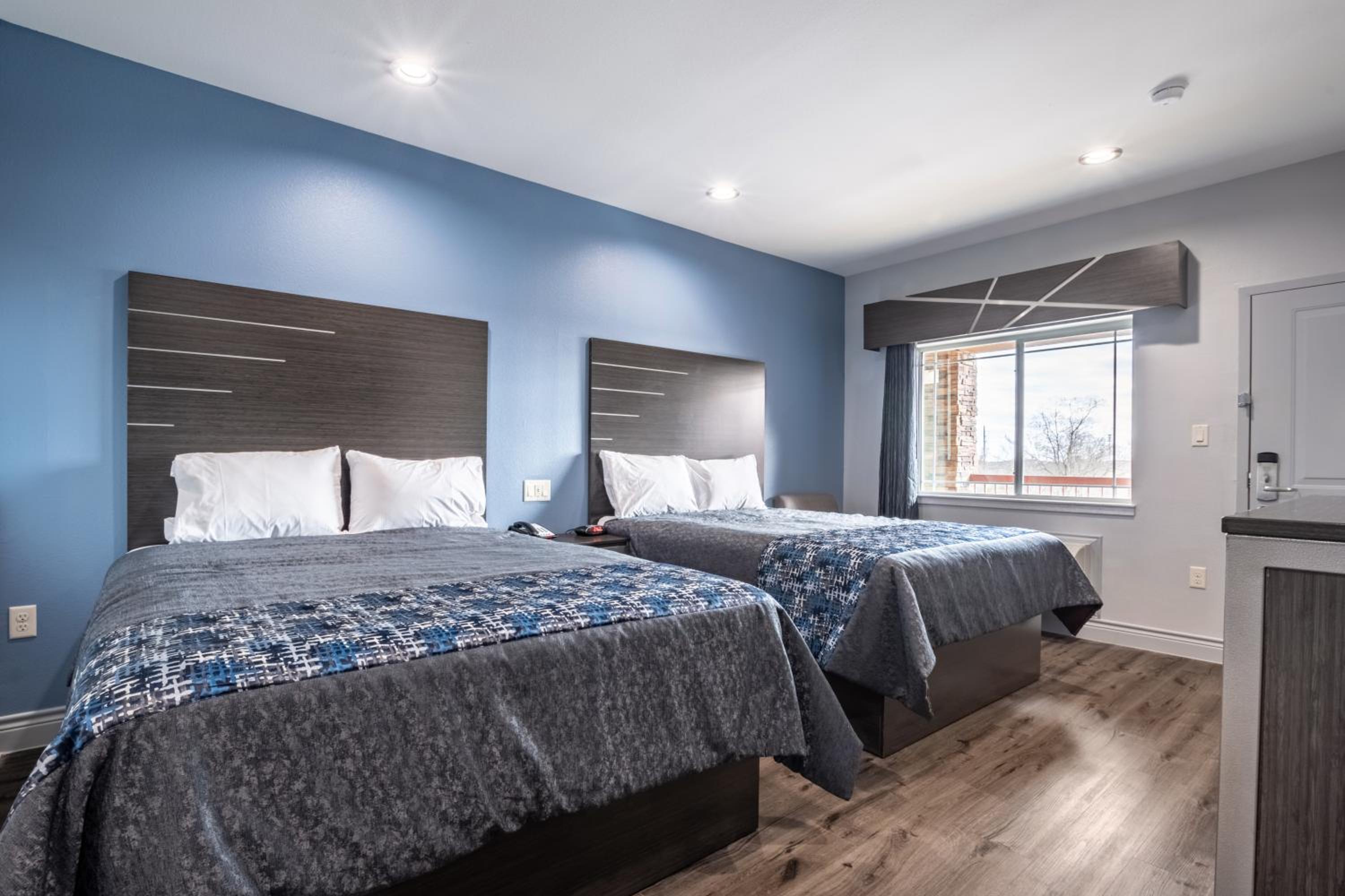 Queen Room with Two Queen Beds photo 1