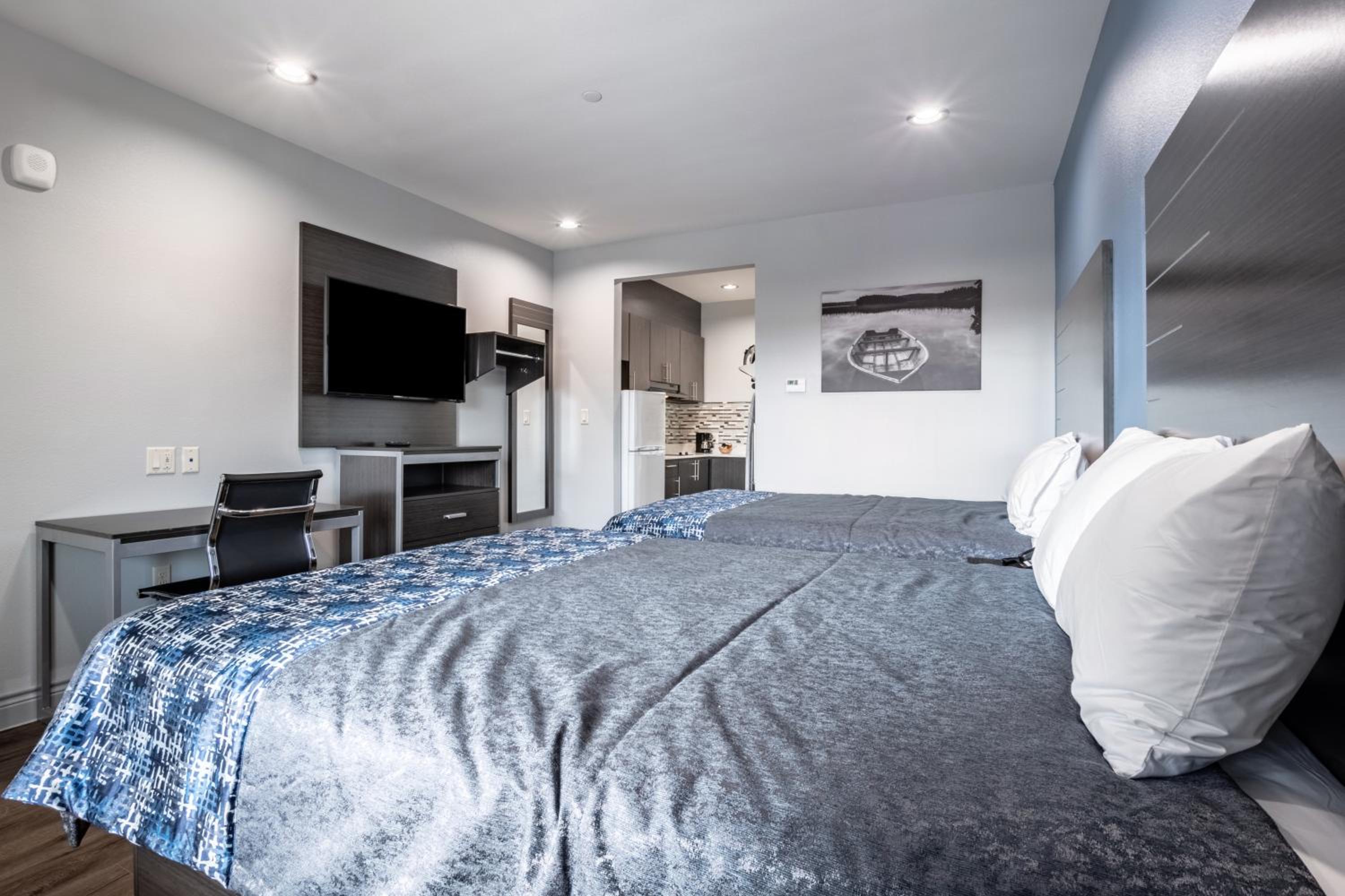 Queen Room with Two Queen Beds photo 3