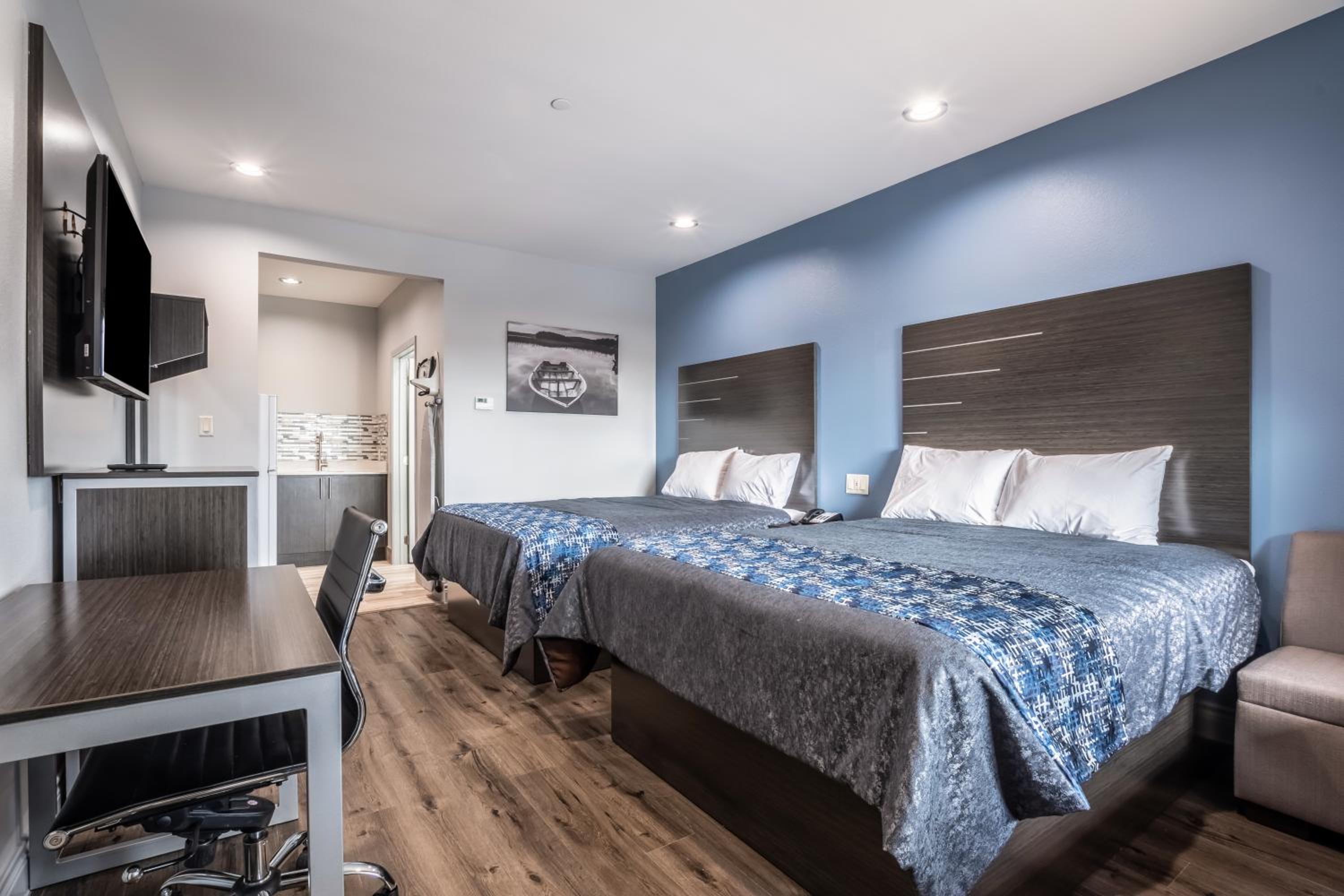 Queen Room with Two Queen Beds photo 2