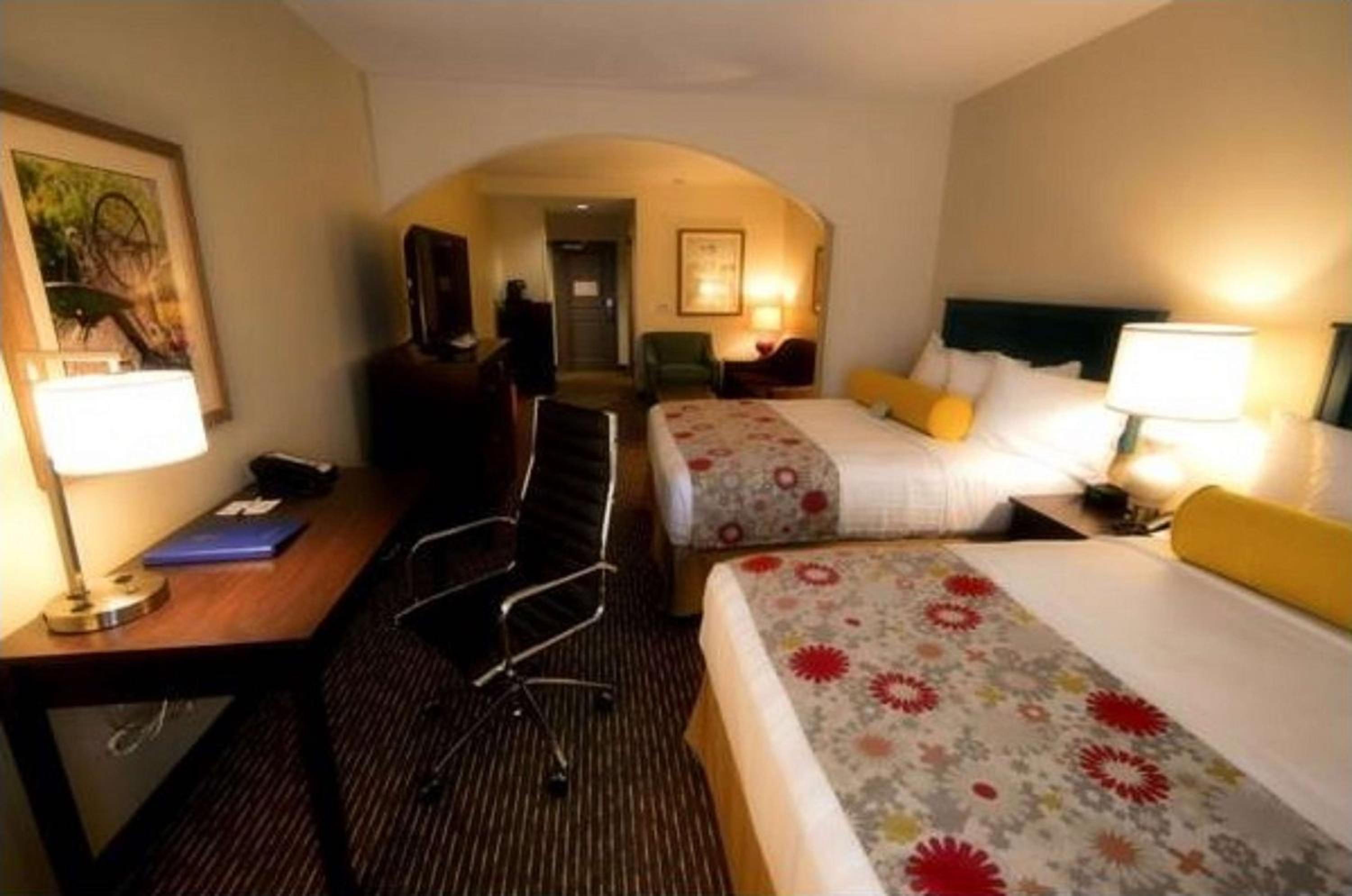 Queen Suite with Sofa Bed, photo 7