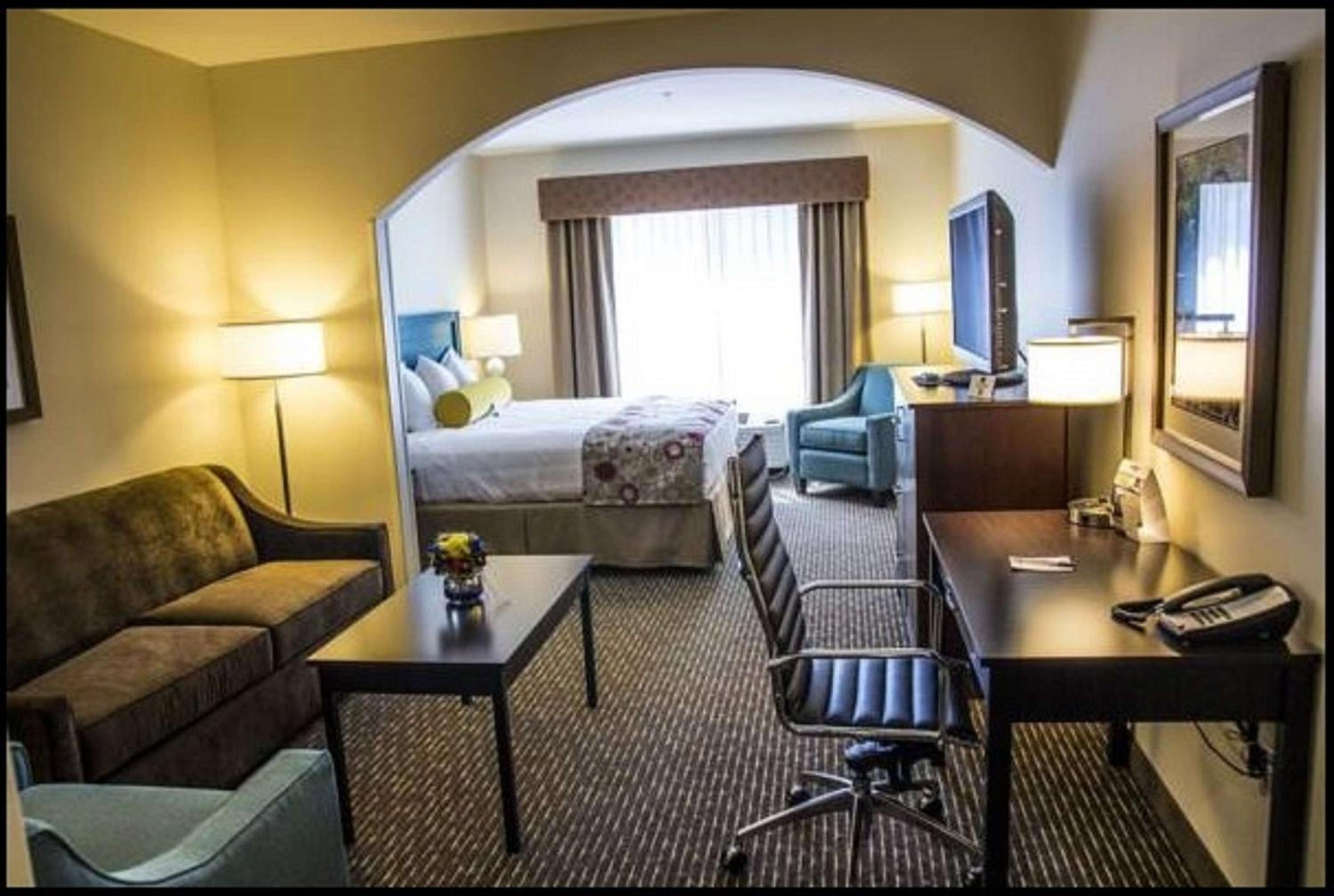 King Suite with Sofa Bed - Non-Smoking photo 2