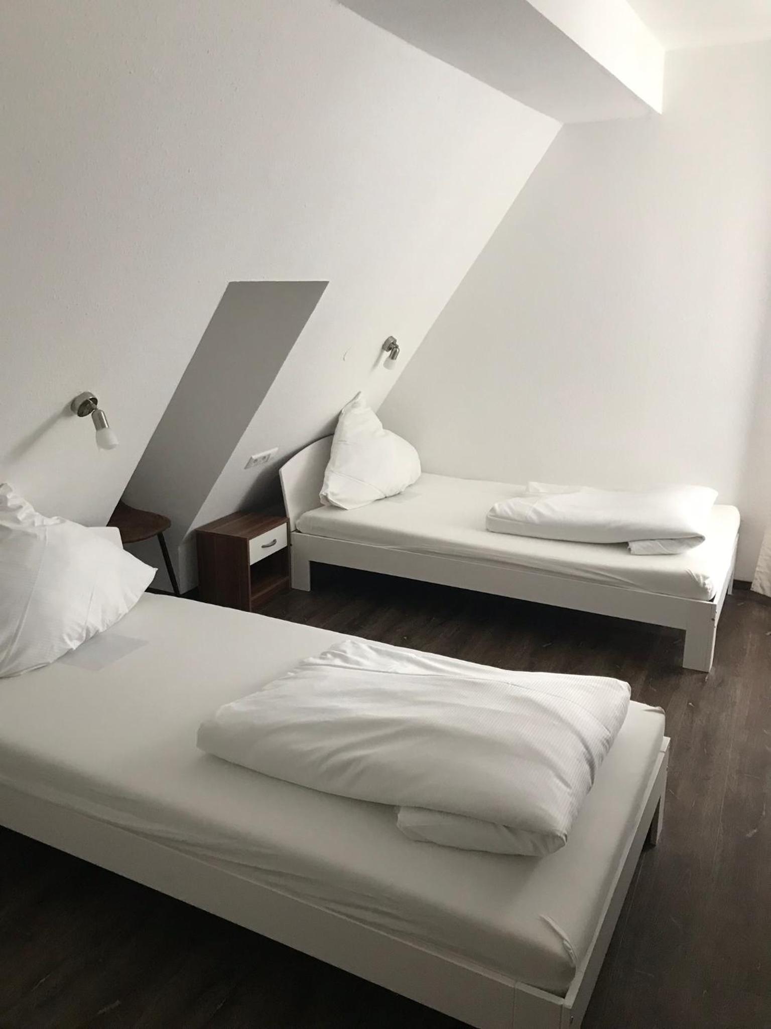 Standard Twin Room - Photo 1