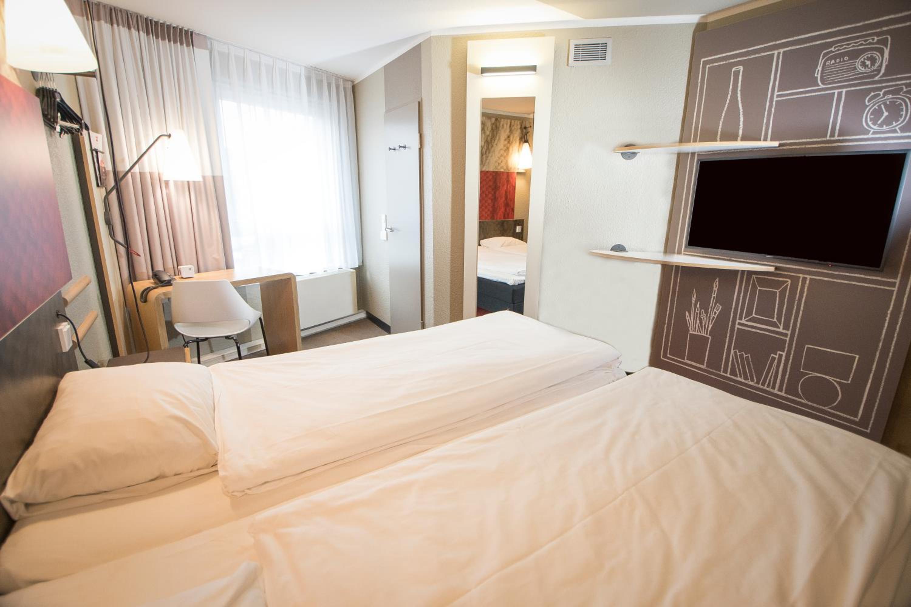 Standard Twin Room - Photo 9