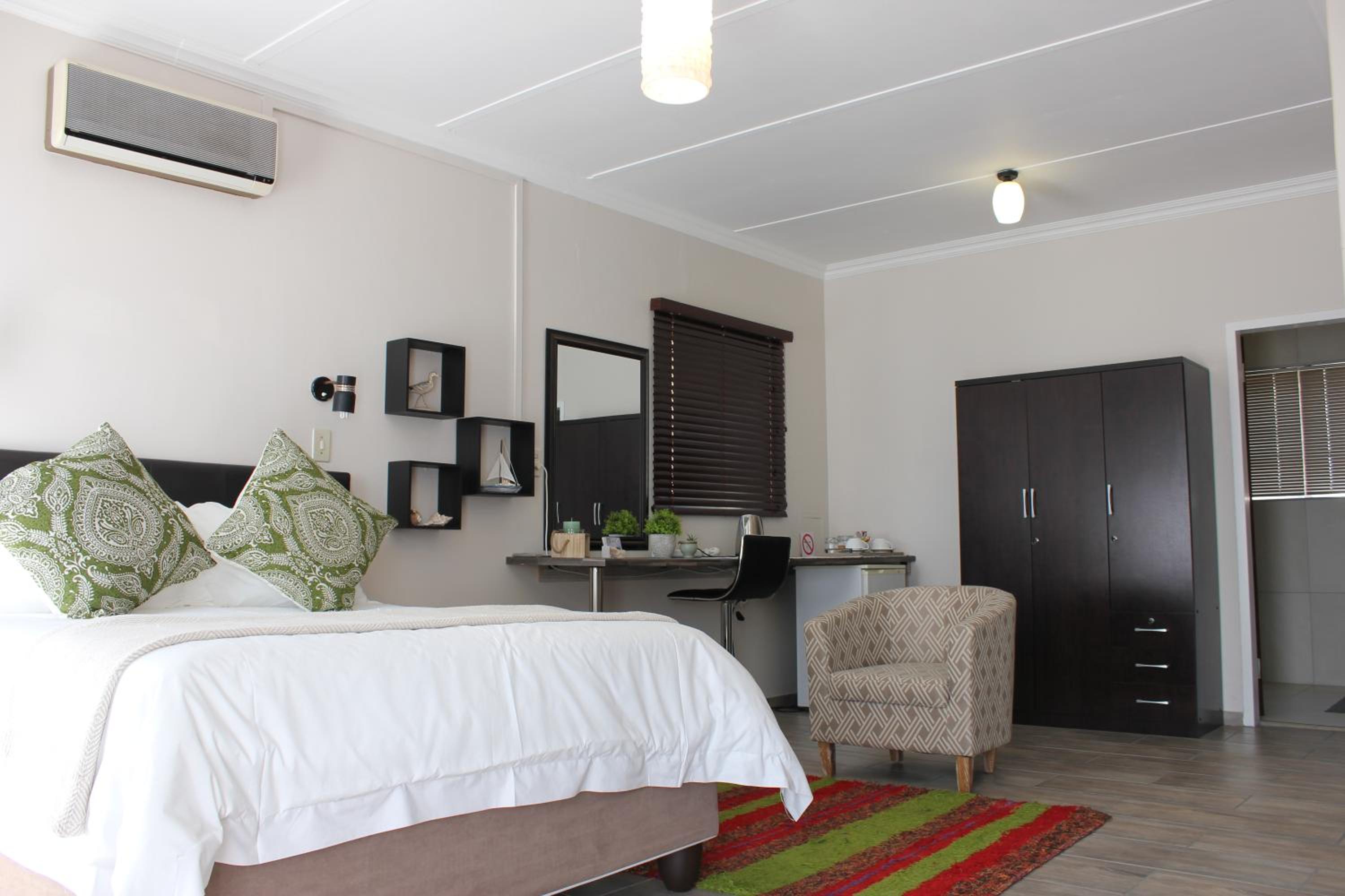 Queen Room with Garden View photo 3