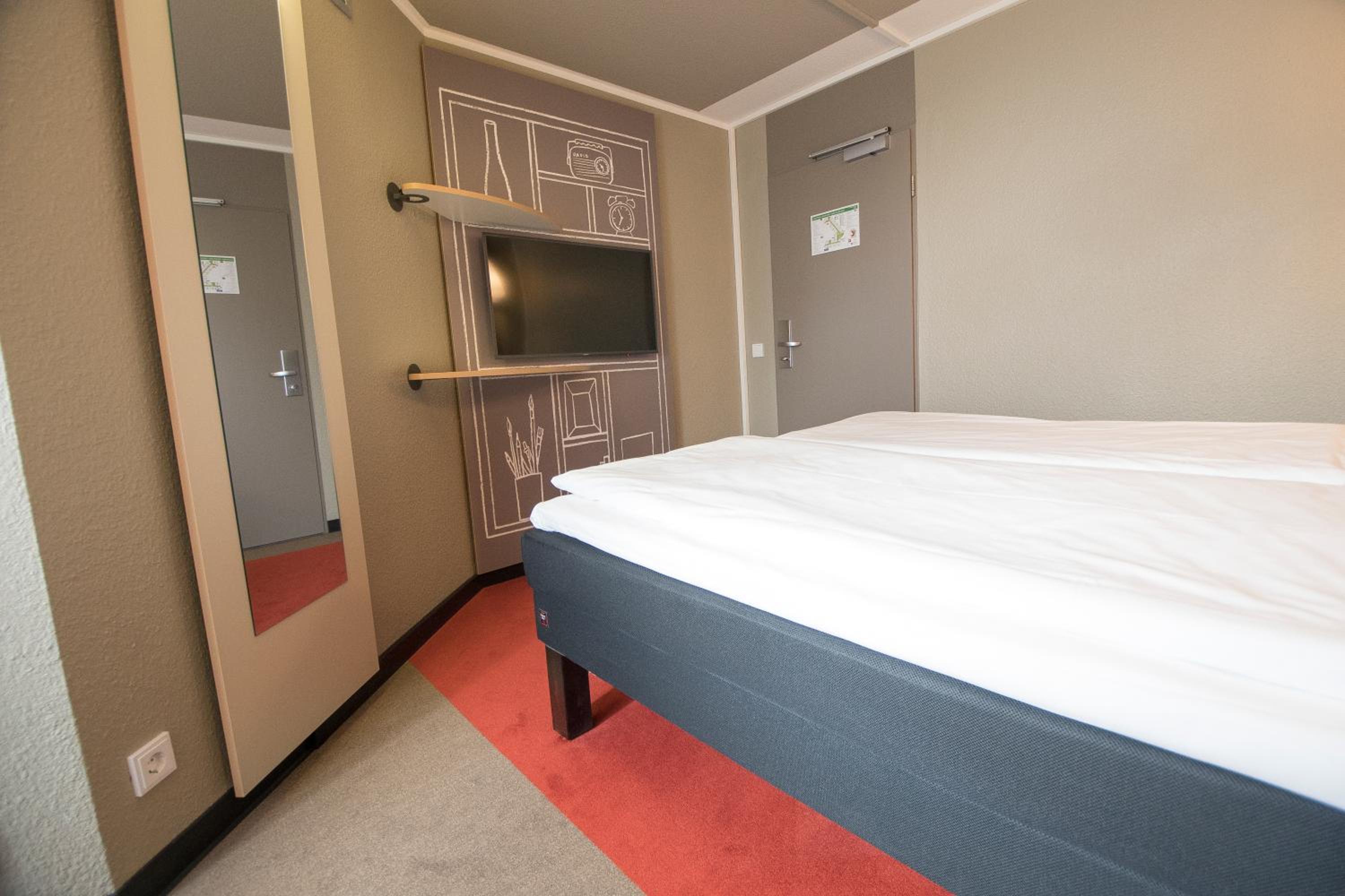 Standard Twin Room - Photo 11