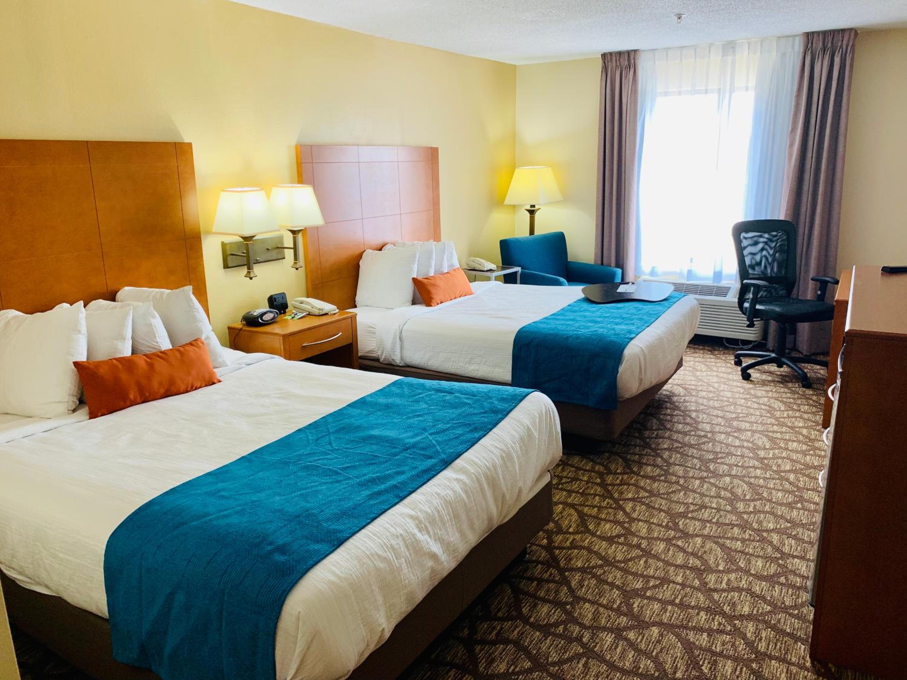 Queen Room with Two Queen Beds - Non-Smoking - Photo 2
