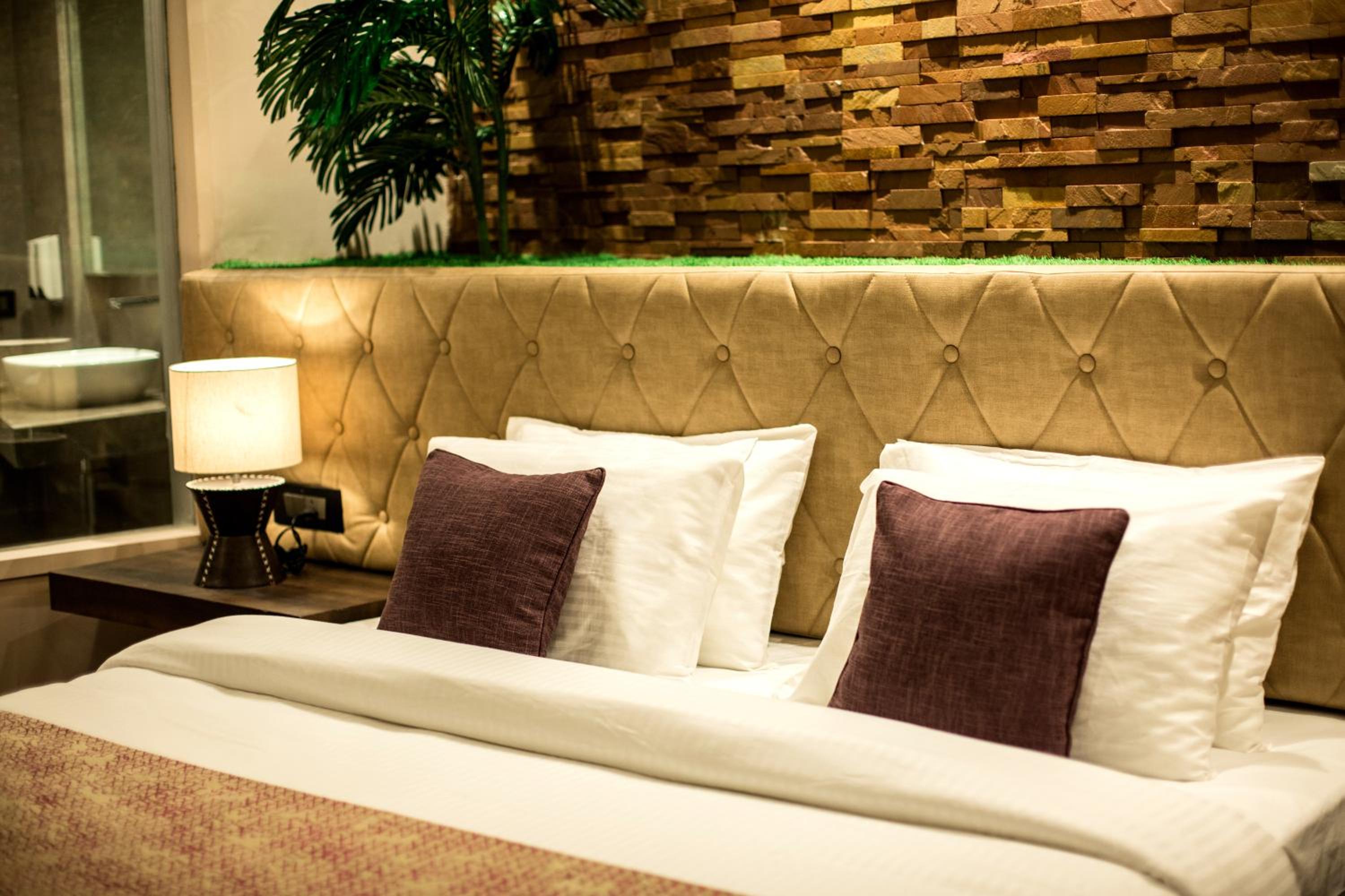 Premier Room with Balcony - Photo 5