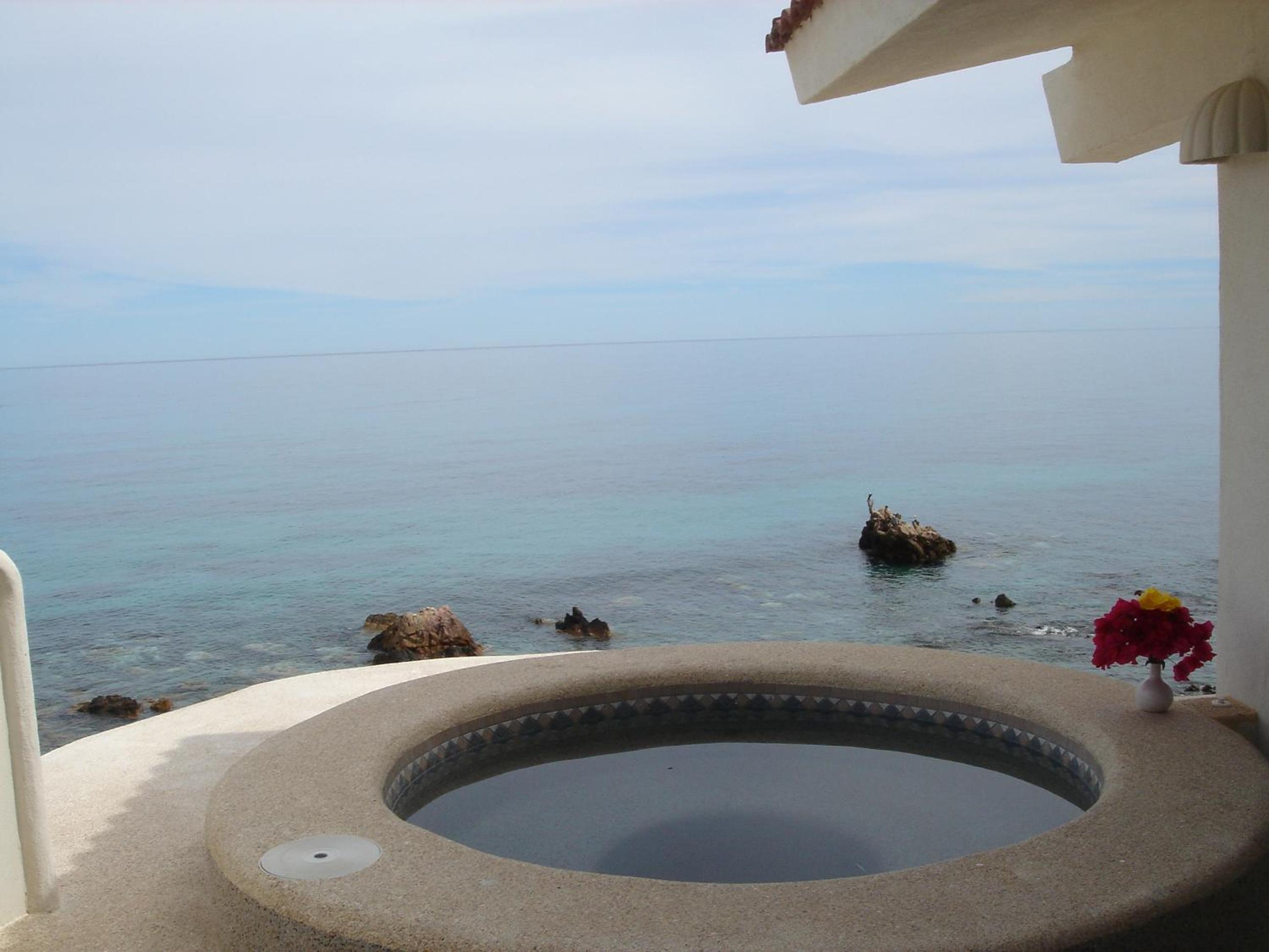 Suite with Hot Tub - Photo 4