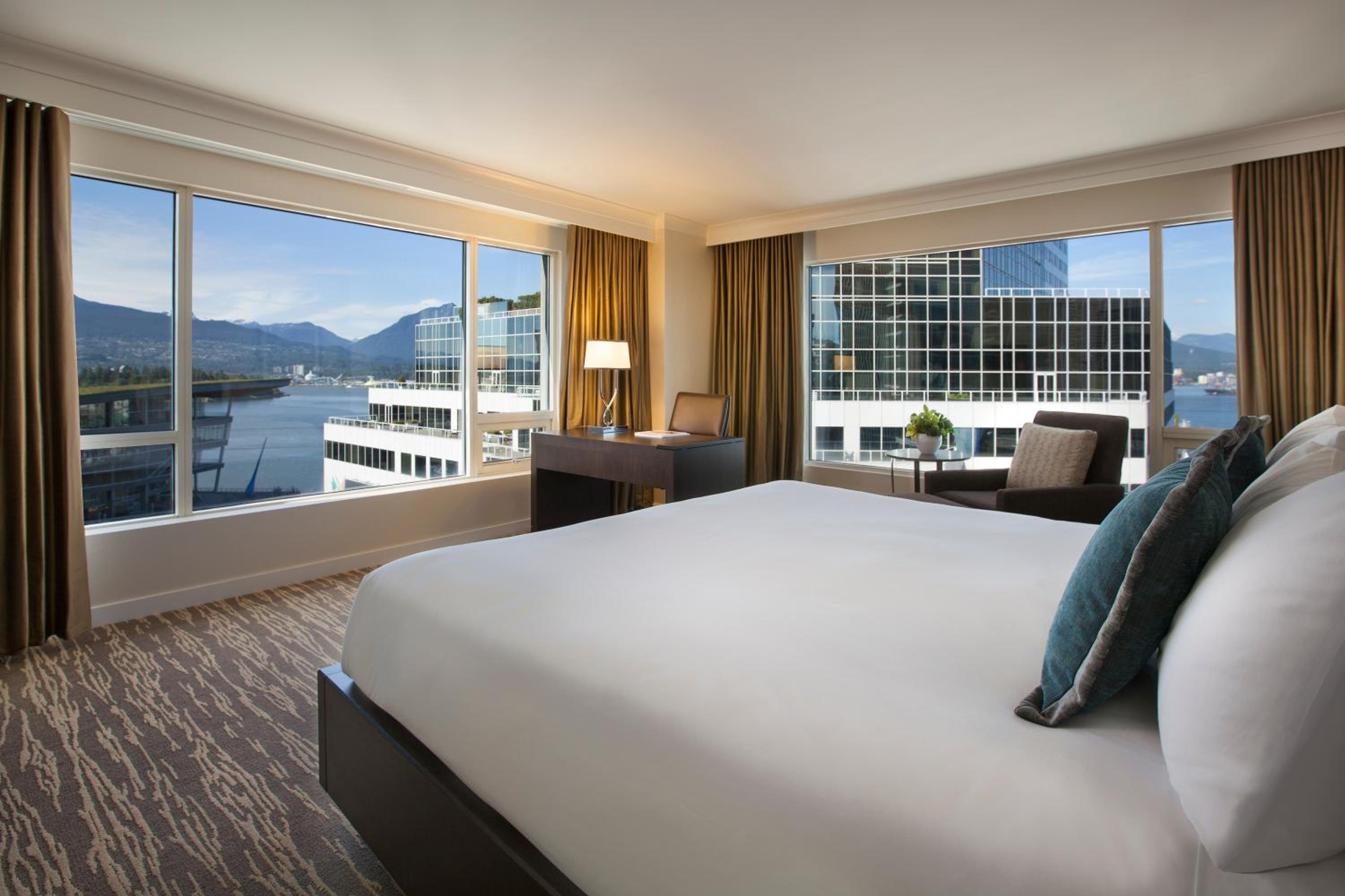Signature Harbor and Stanley Park View Corner Room with King Bed thumbnail 5