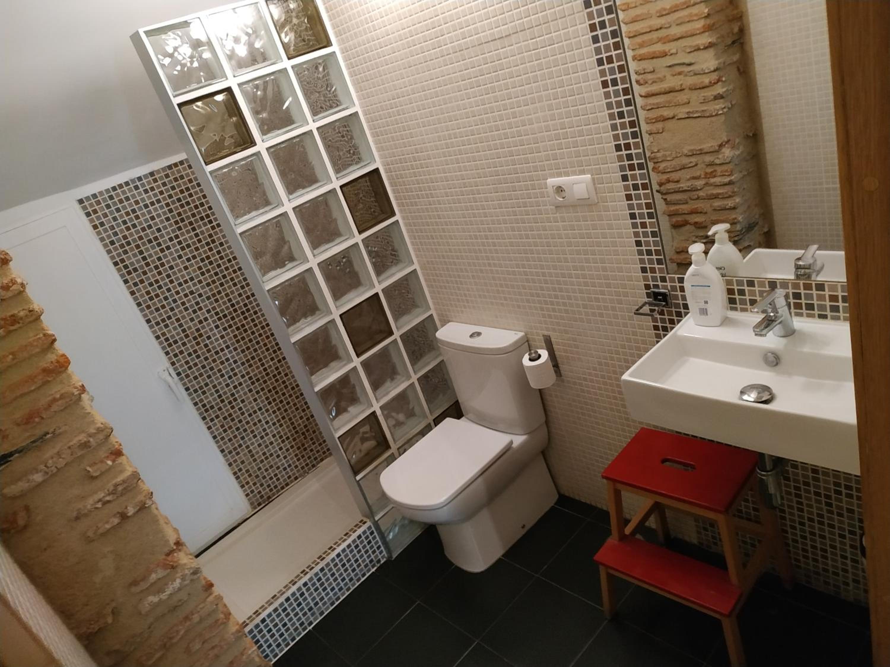 Studio Apartment with Balcony - Photo 5