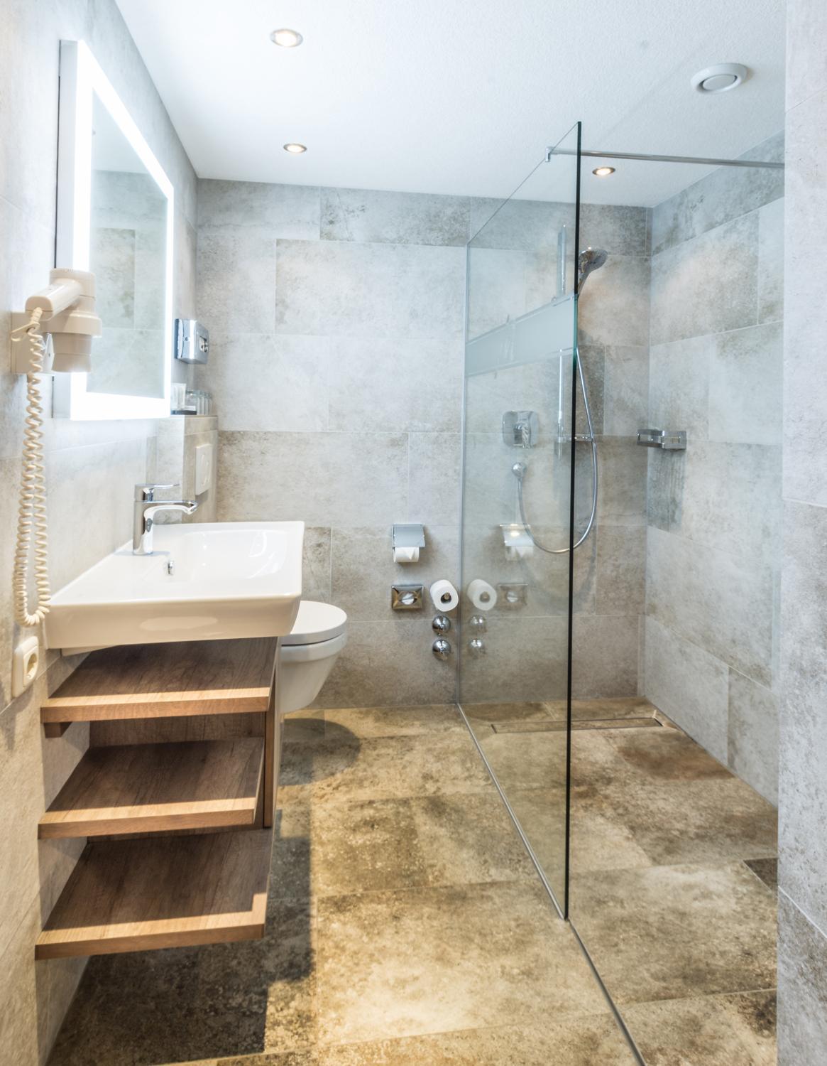 Double or Twin Room with Balcony - Photo 11