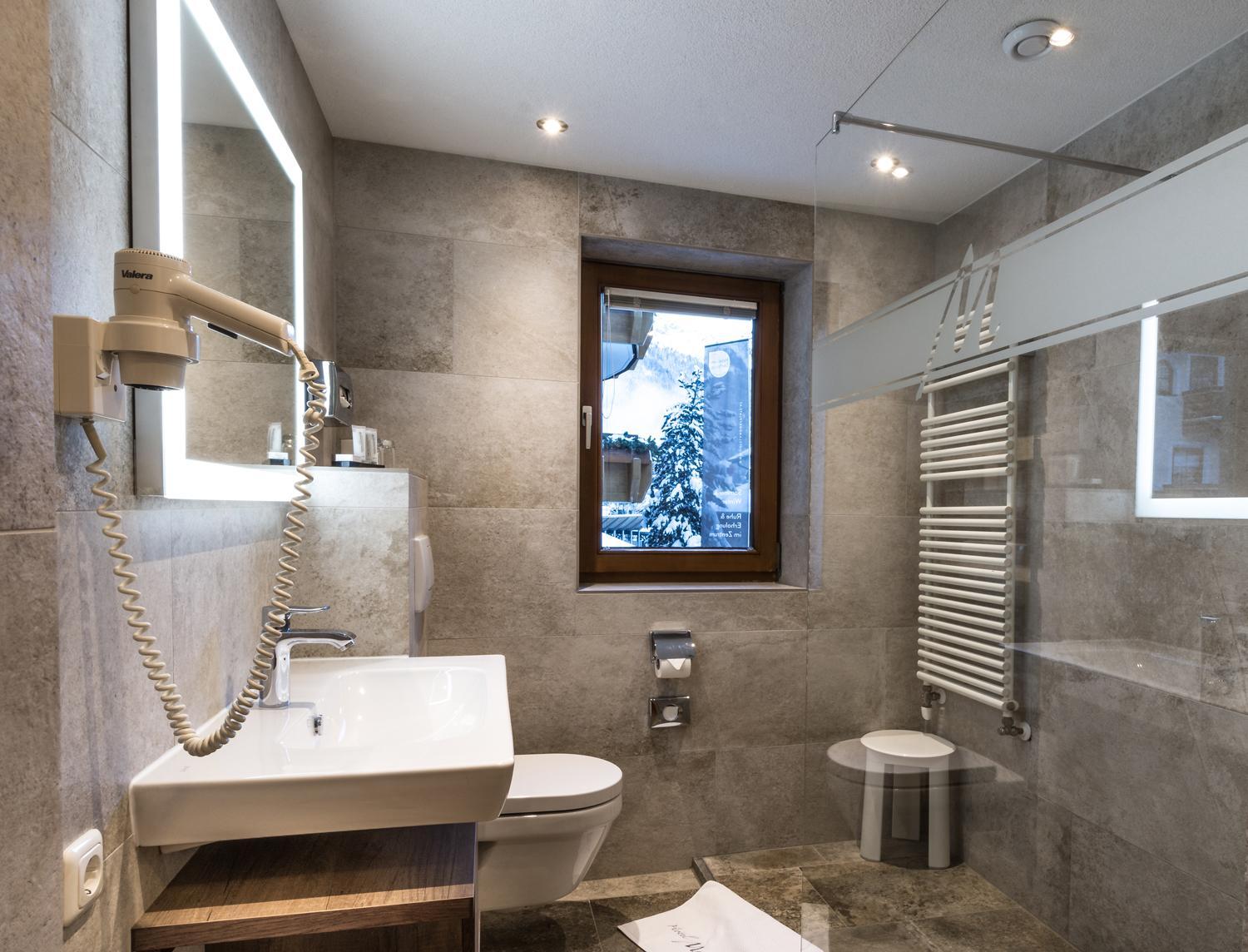 Double or Twin Room with Balcony - Photo 4