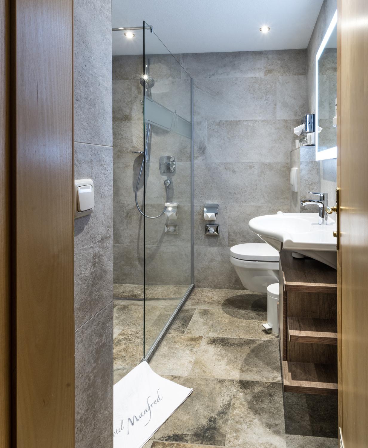 Double or Twin Room with Balcony - Photo 14