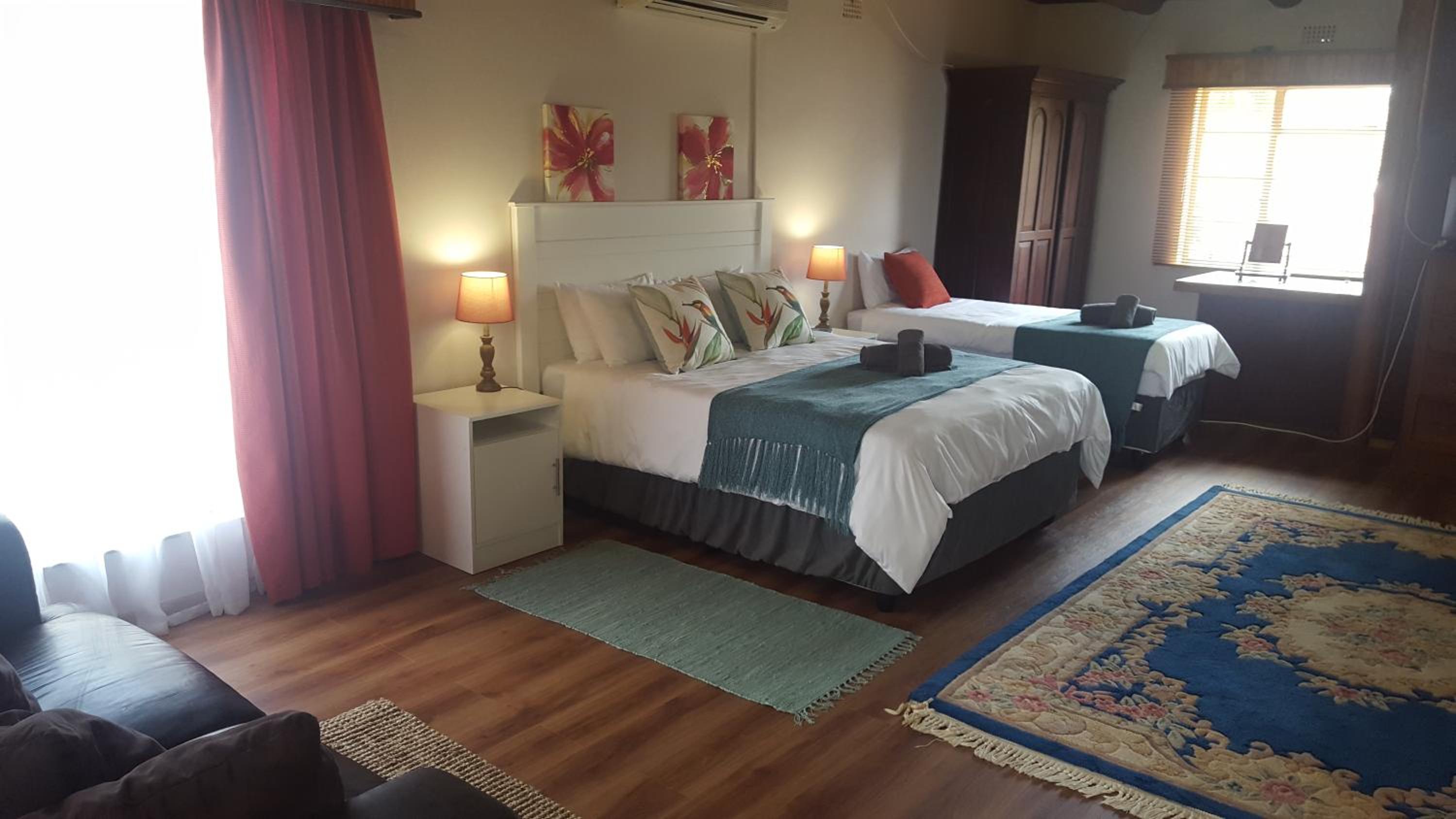 Deluxe Family Suite - Photo 18