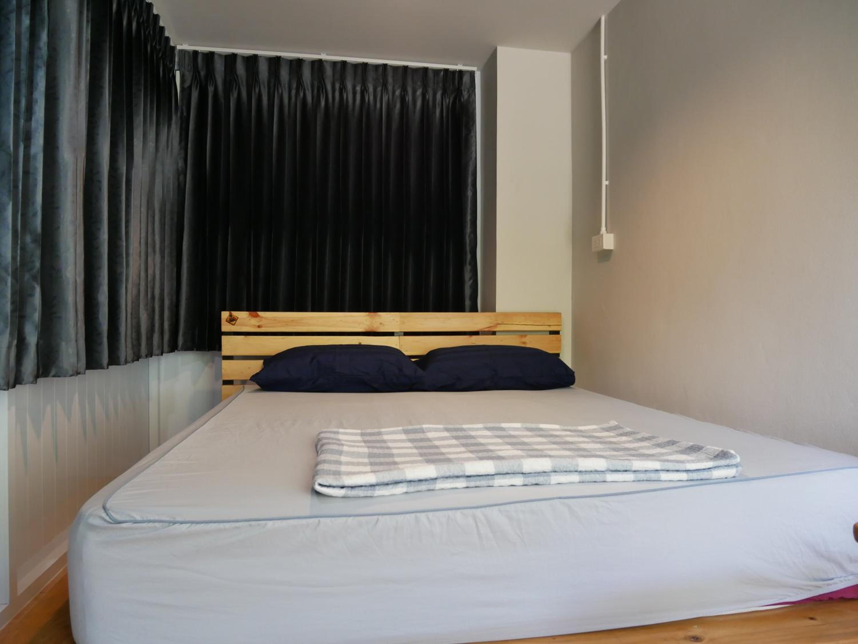 Queen Room with Shared Bathroom photo 1