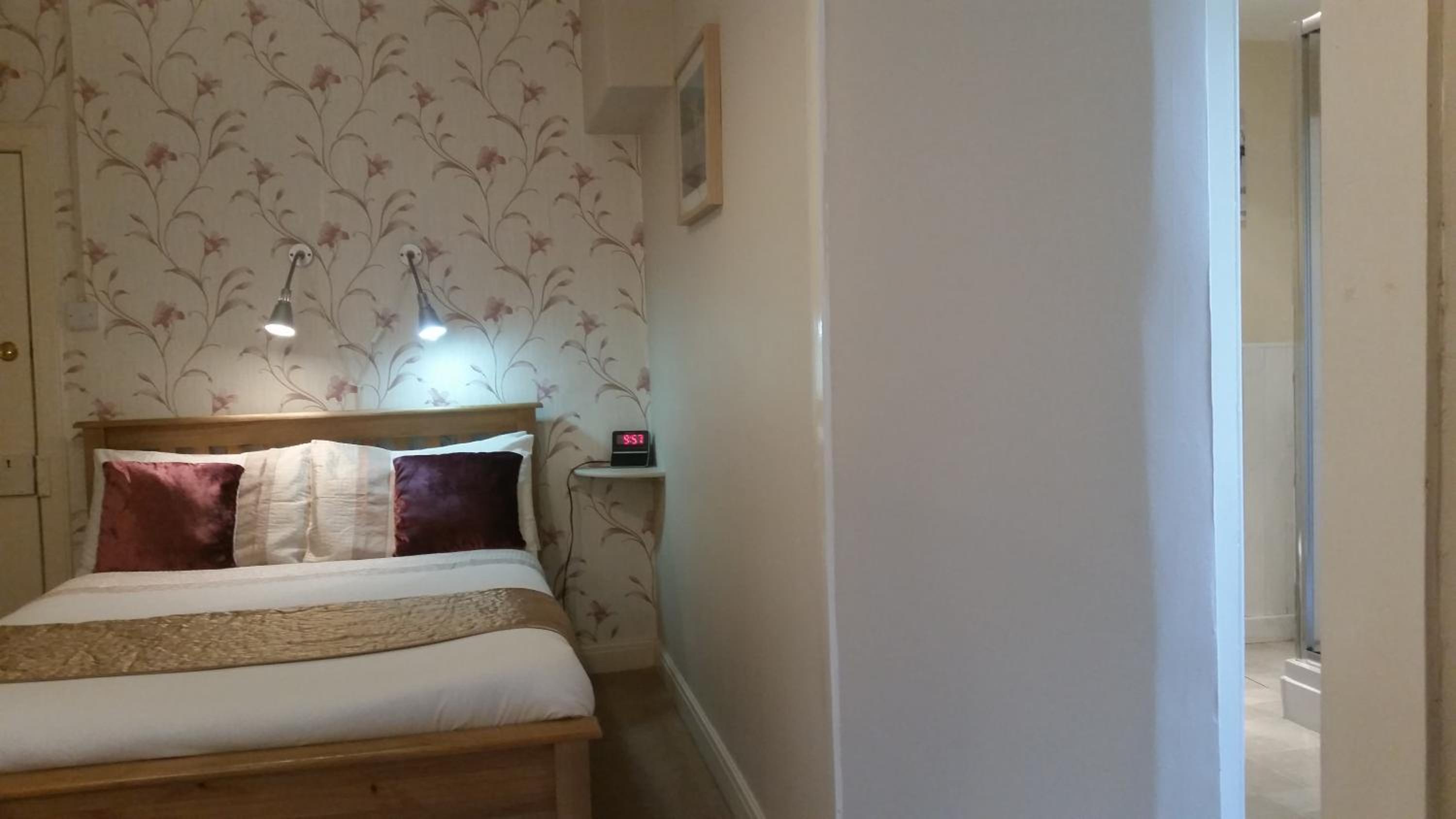 Double Room with Private Bathroom - Photo 9