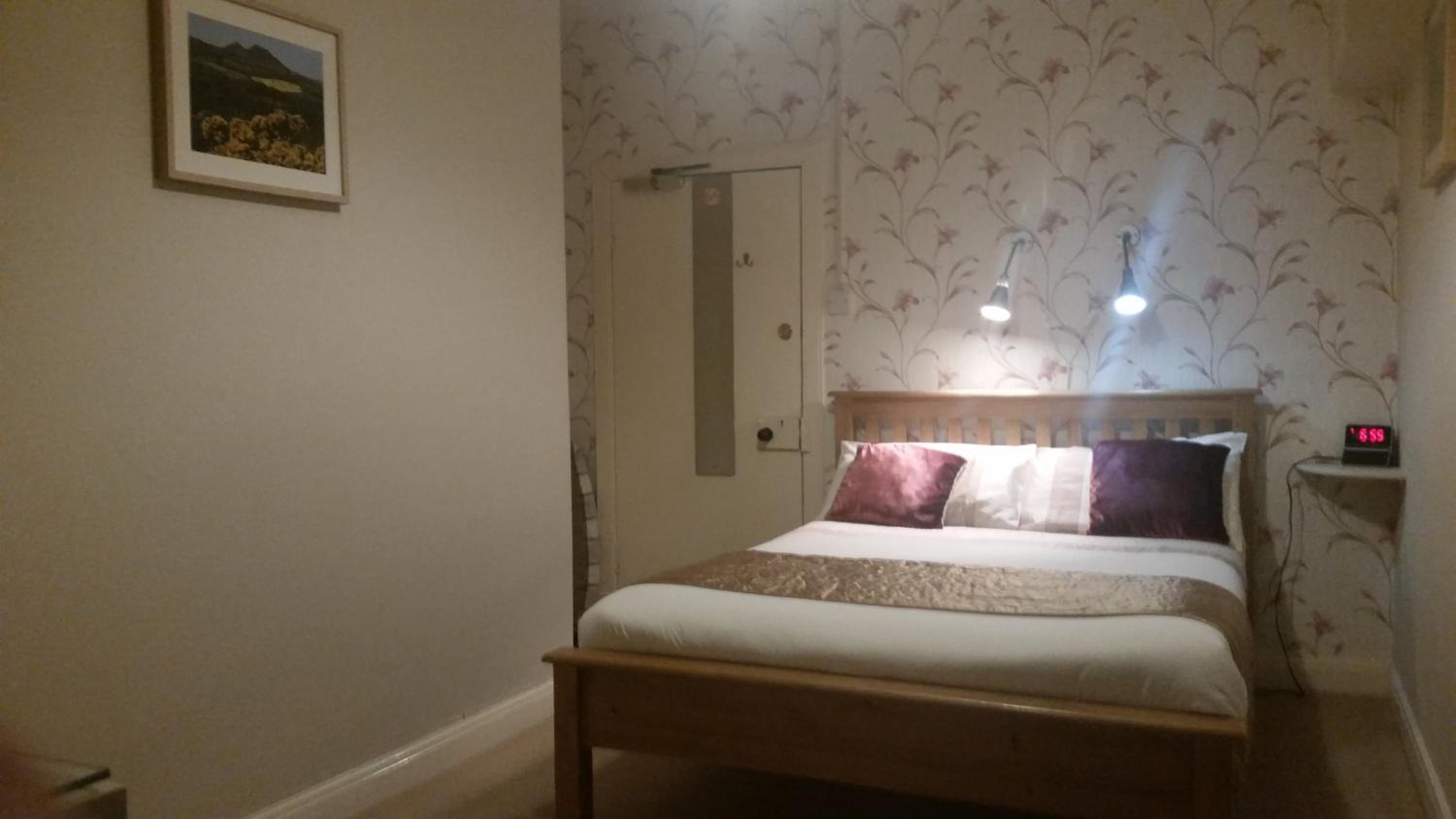 Double Room with Private Bathroom - Photo 10
