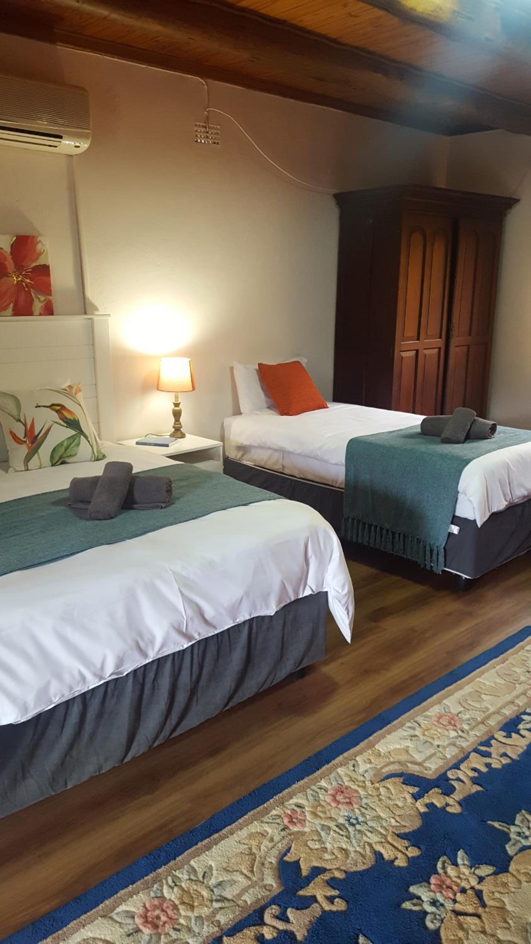 Deluxe Family Suite - Photo 17