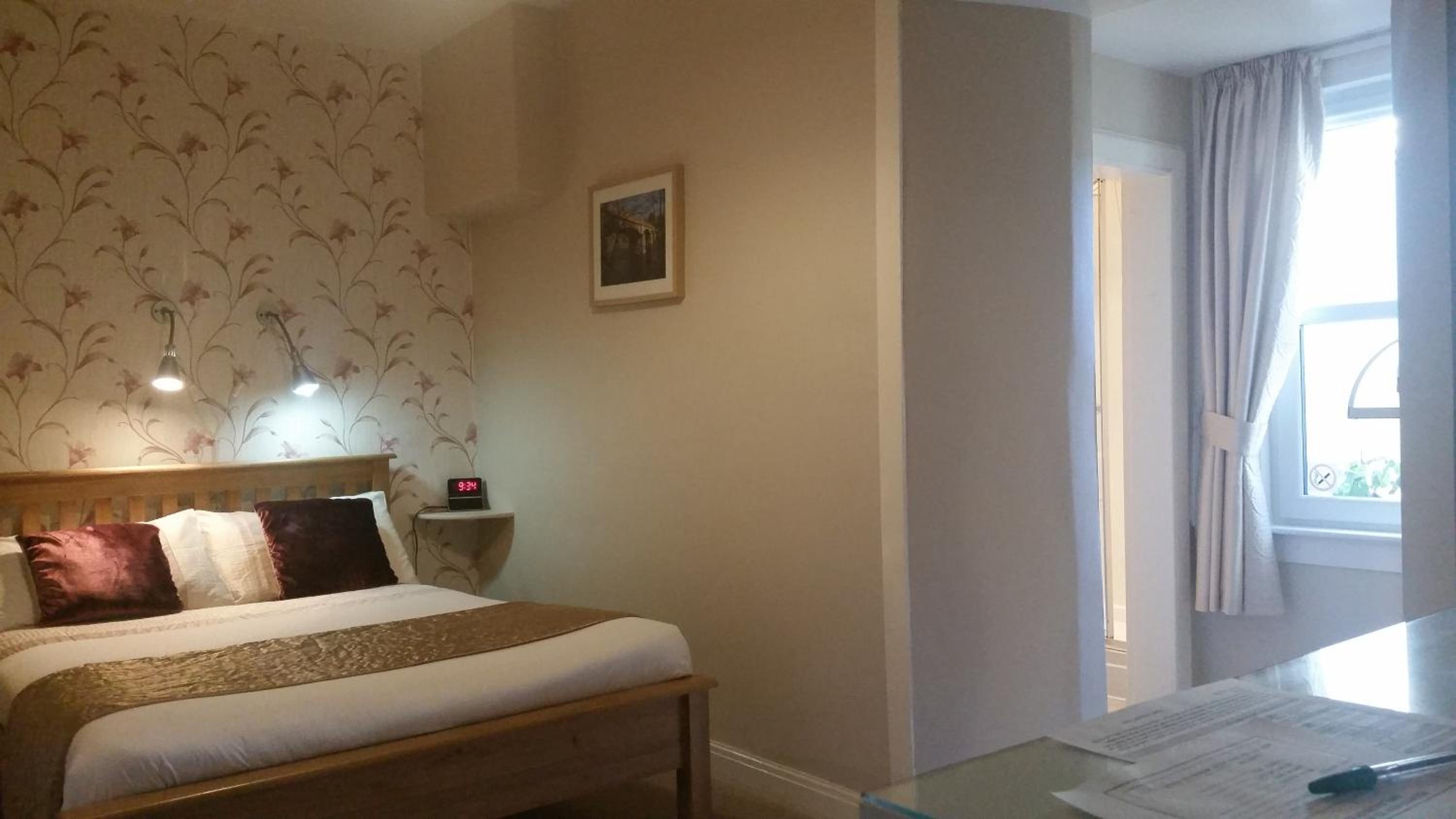 Double Room with Private Bathroom - Photo 2
