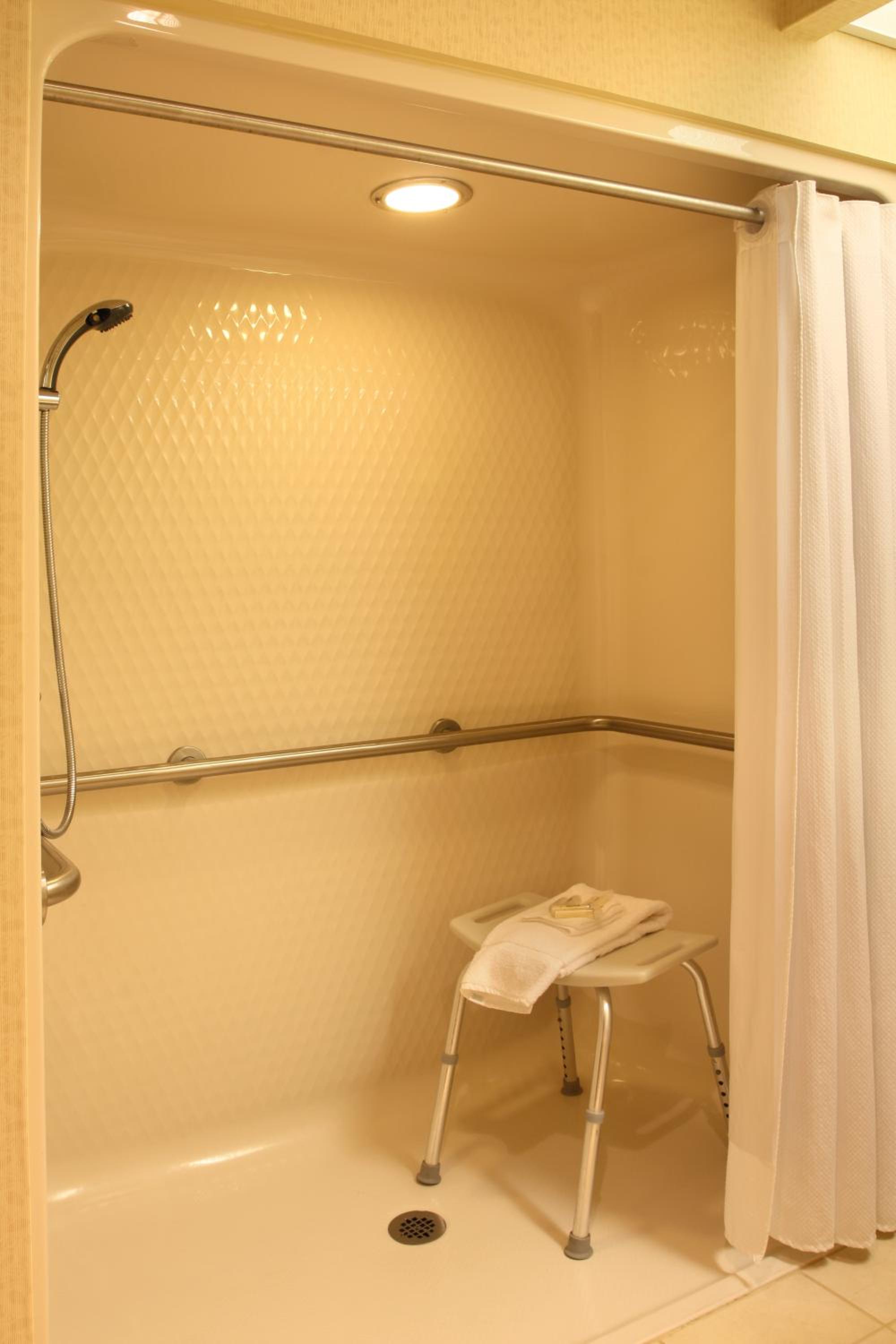 Queen Room With Two Queen Beds And Roll-In Shower - Disability Access/Non-Smoking