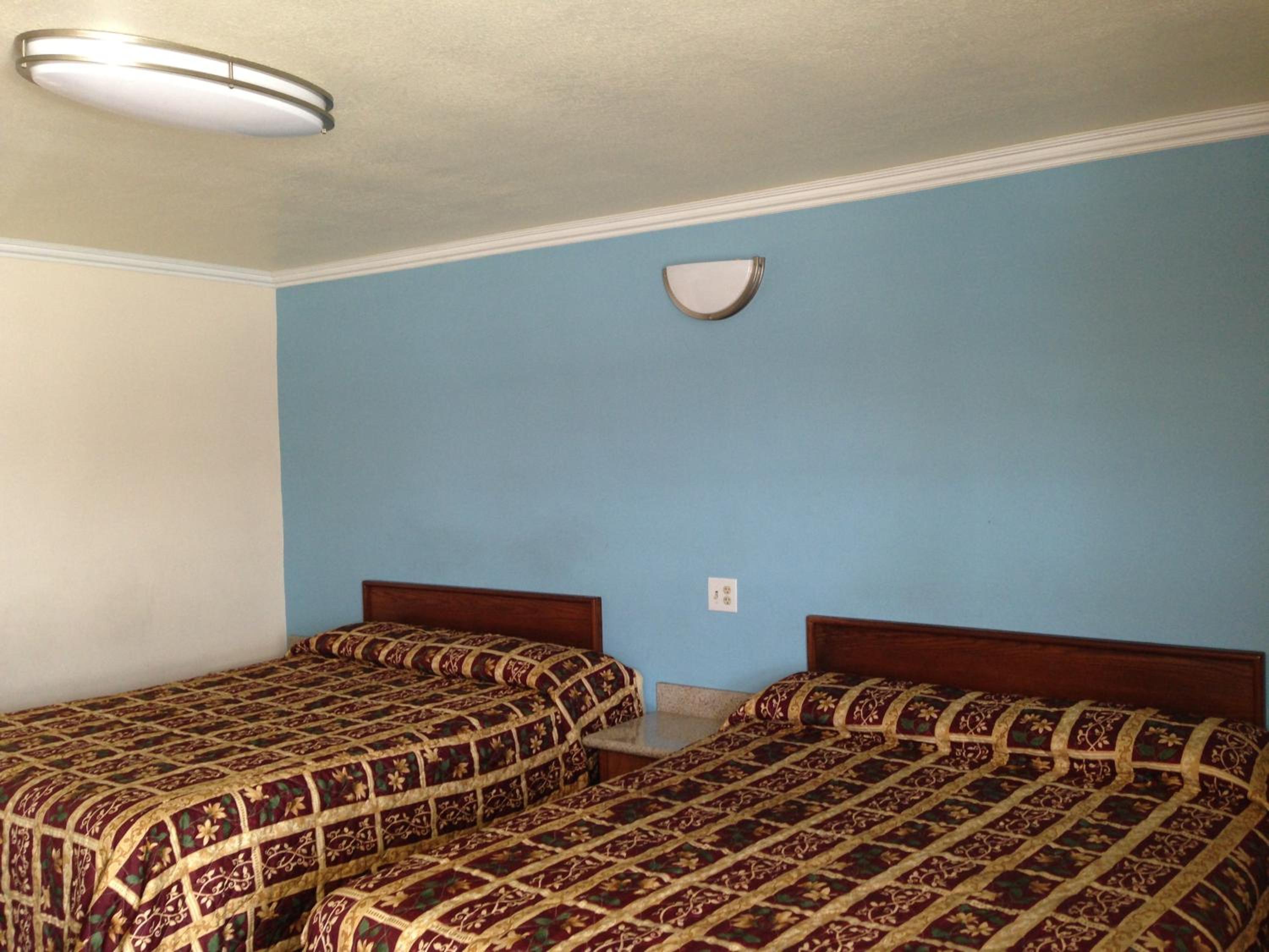 Queen Room with Two Queen Beds photo 2