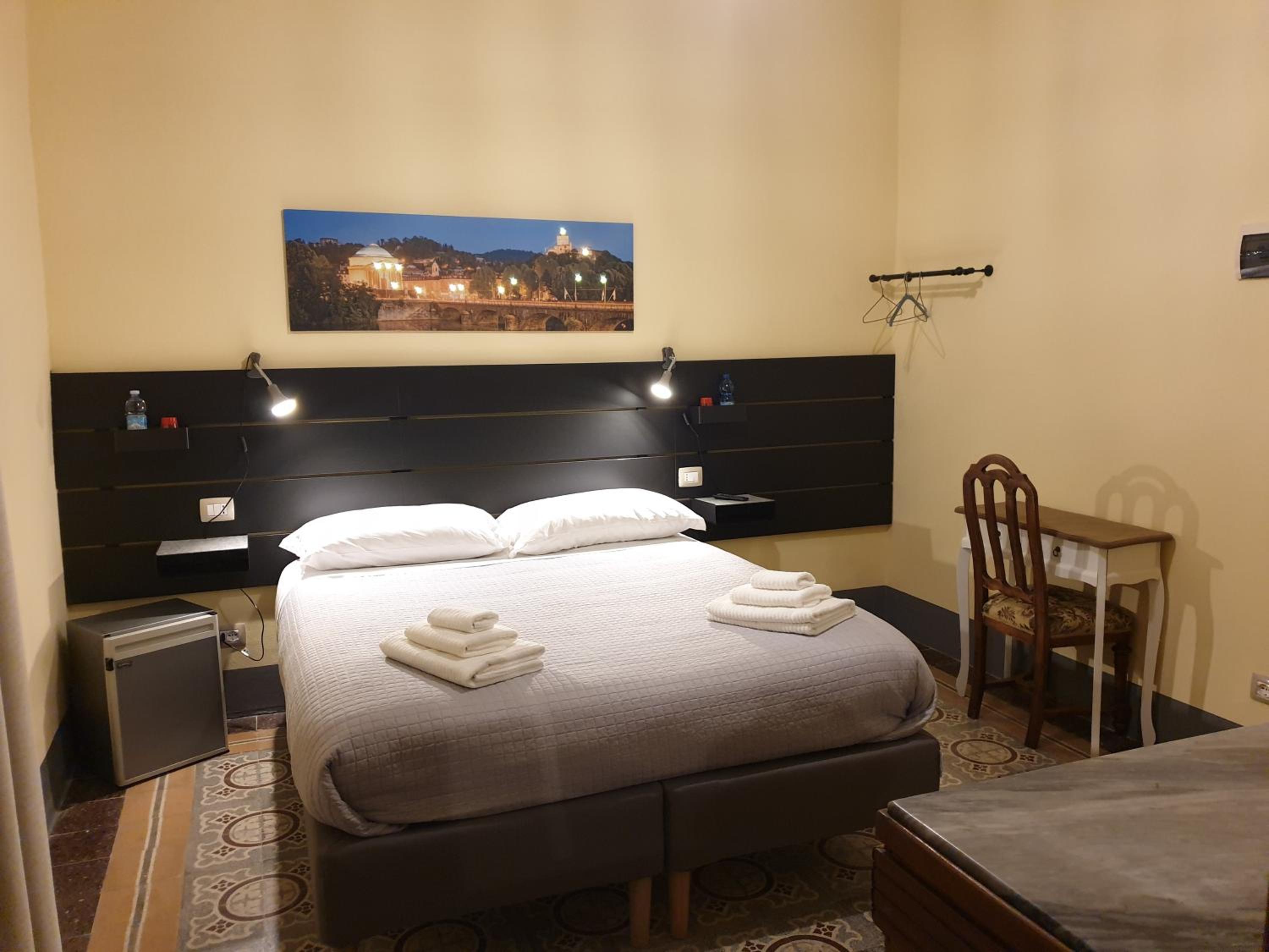 Deluxe Double Room with Shower - Photo 6