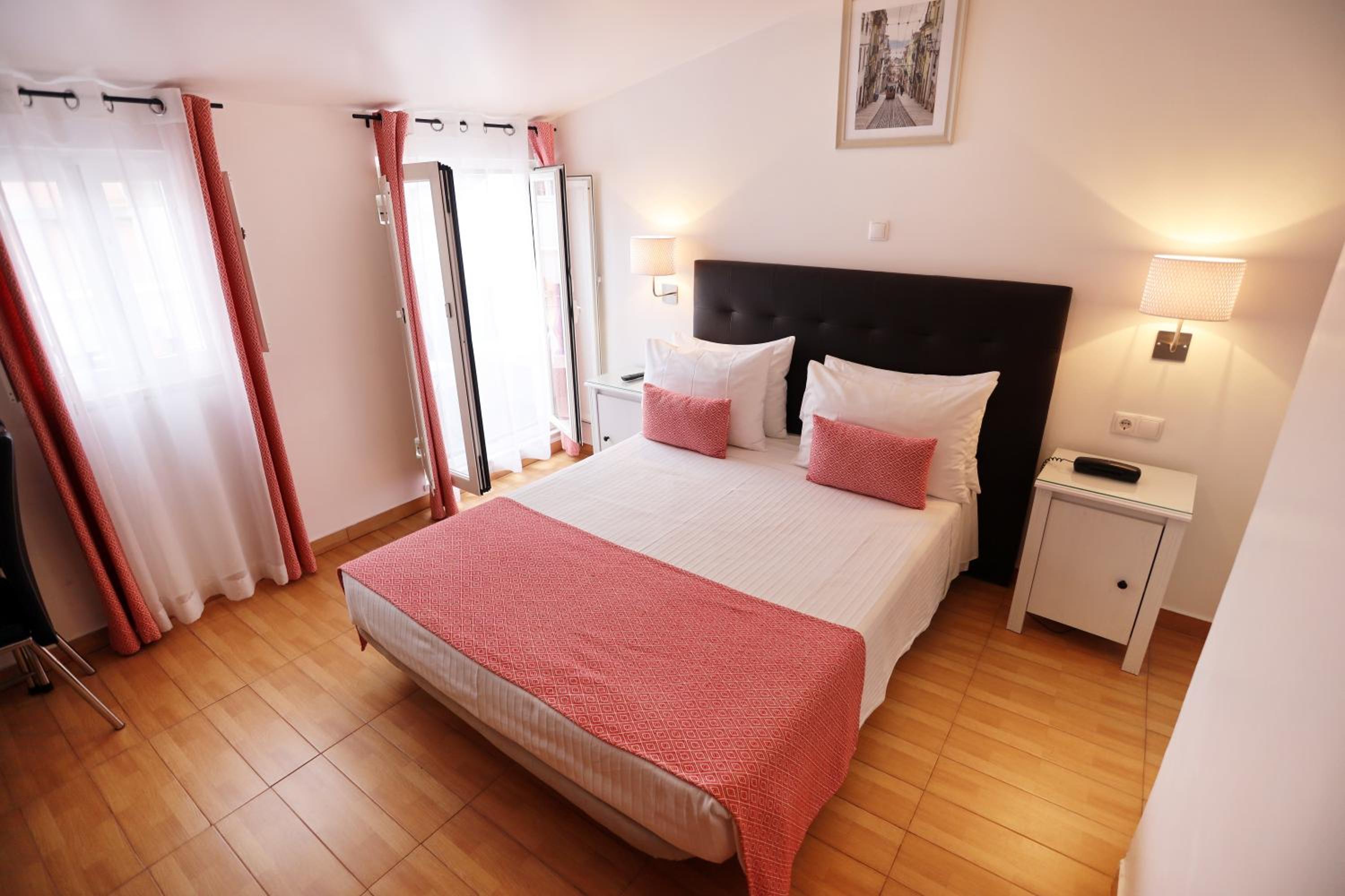 Double Room with Balcony - Photo 13