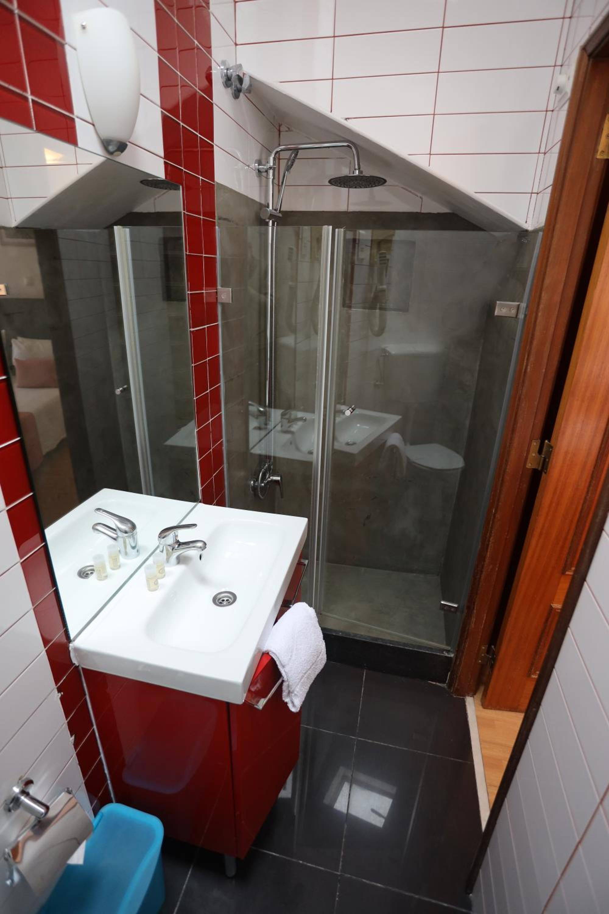 Double Room with Balcony - Photo 11