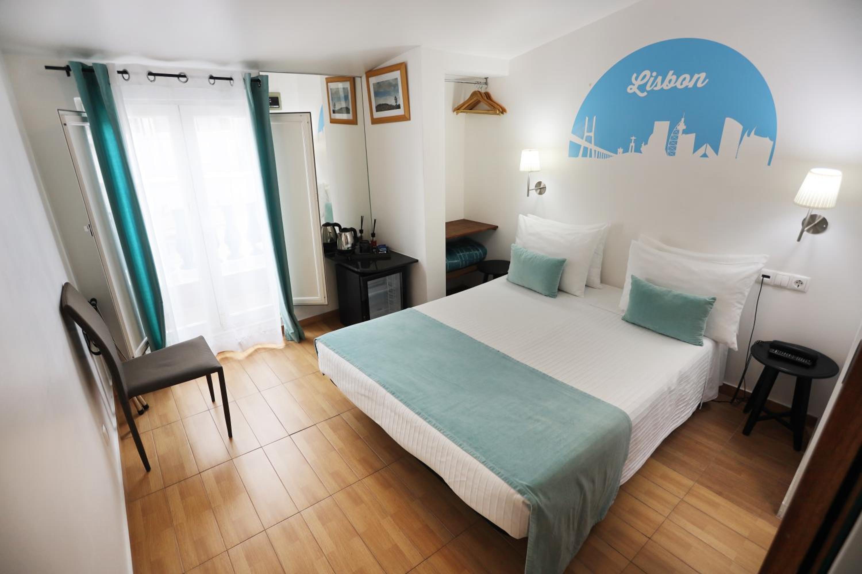 Double Room with Balcony - Photo 10