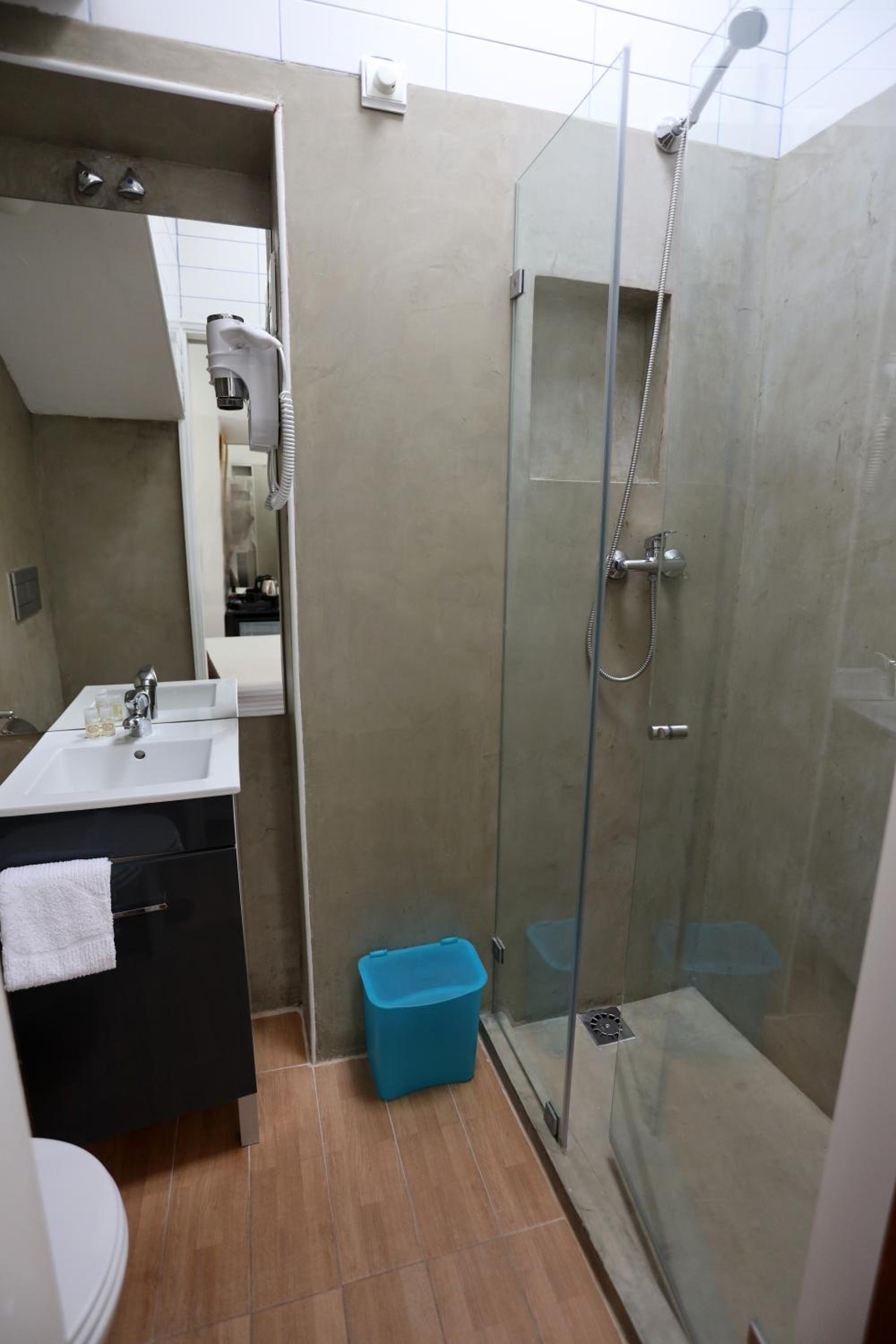 Double Room with Balcony - Photo 9