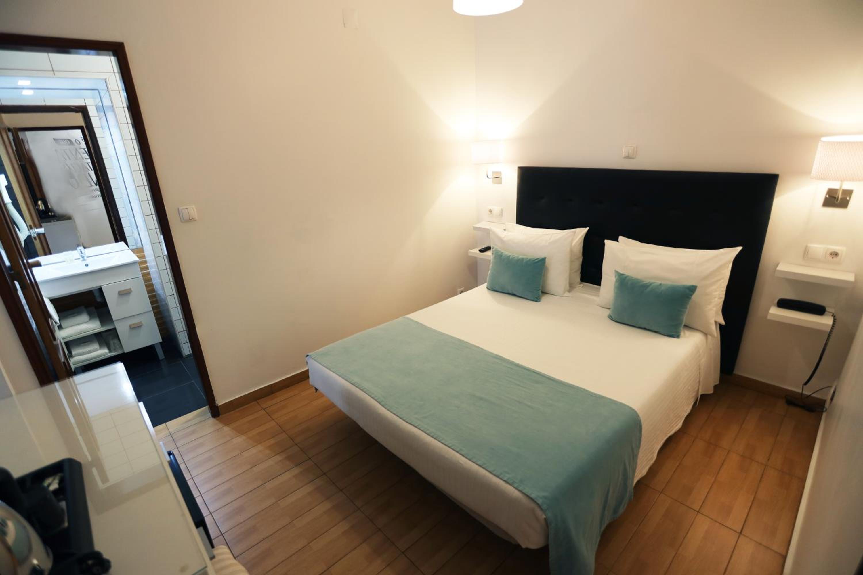 Double Room with Balcony - Photo 4