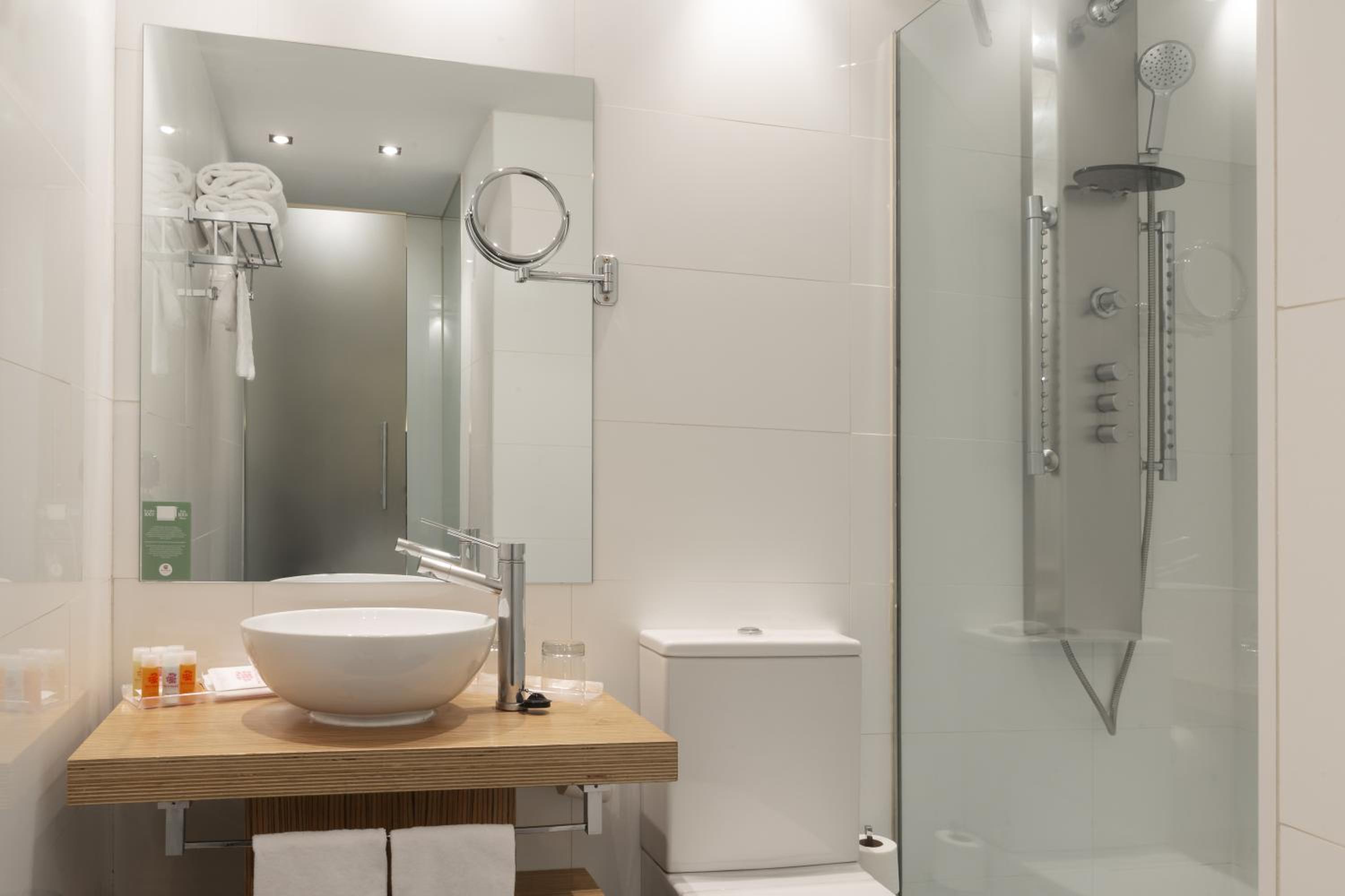 Quadruple Room (4 Adults) - Photo 4