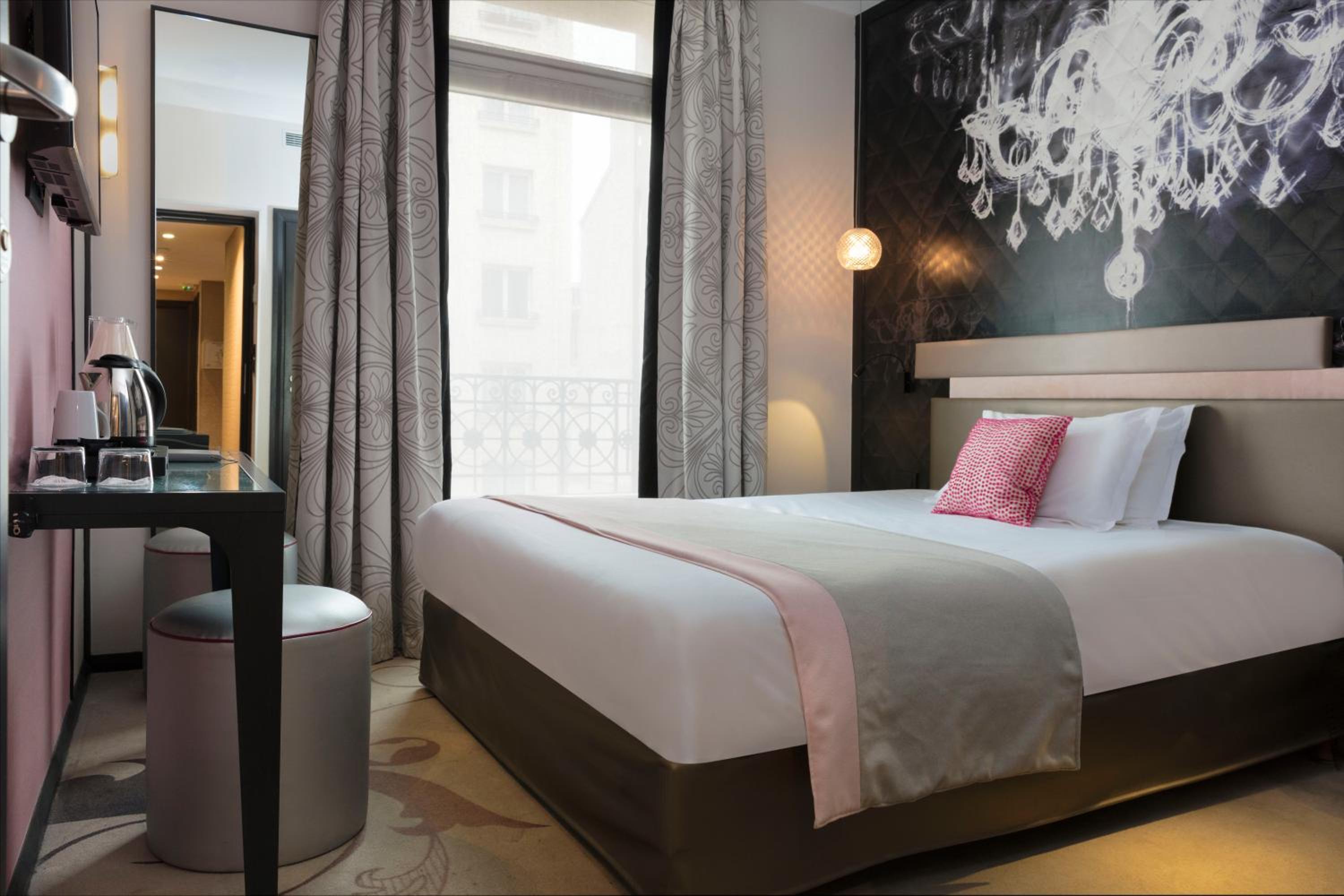 Hotel Yllen Eiffel bedroom photo