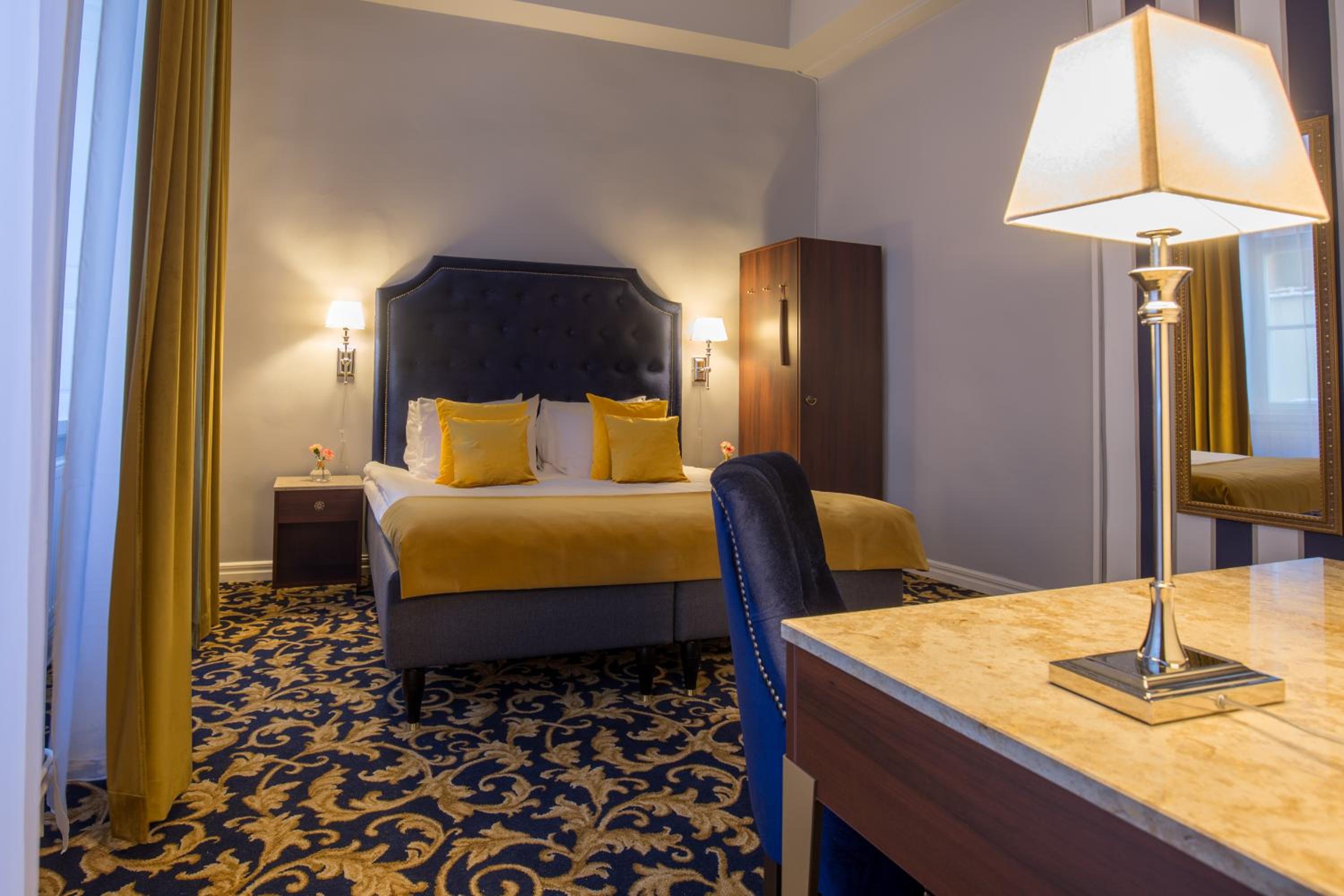 Standard King Room thumbnail 6