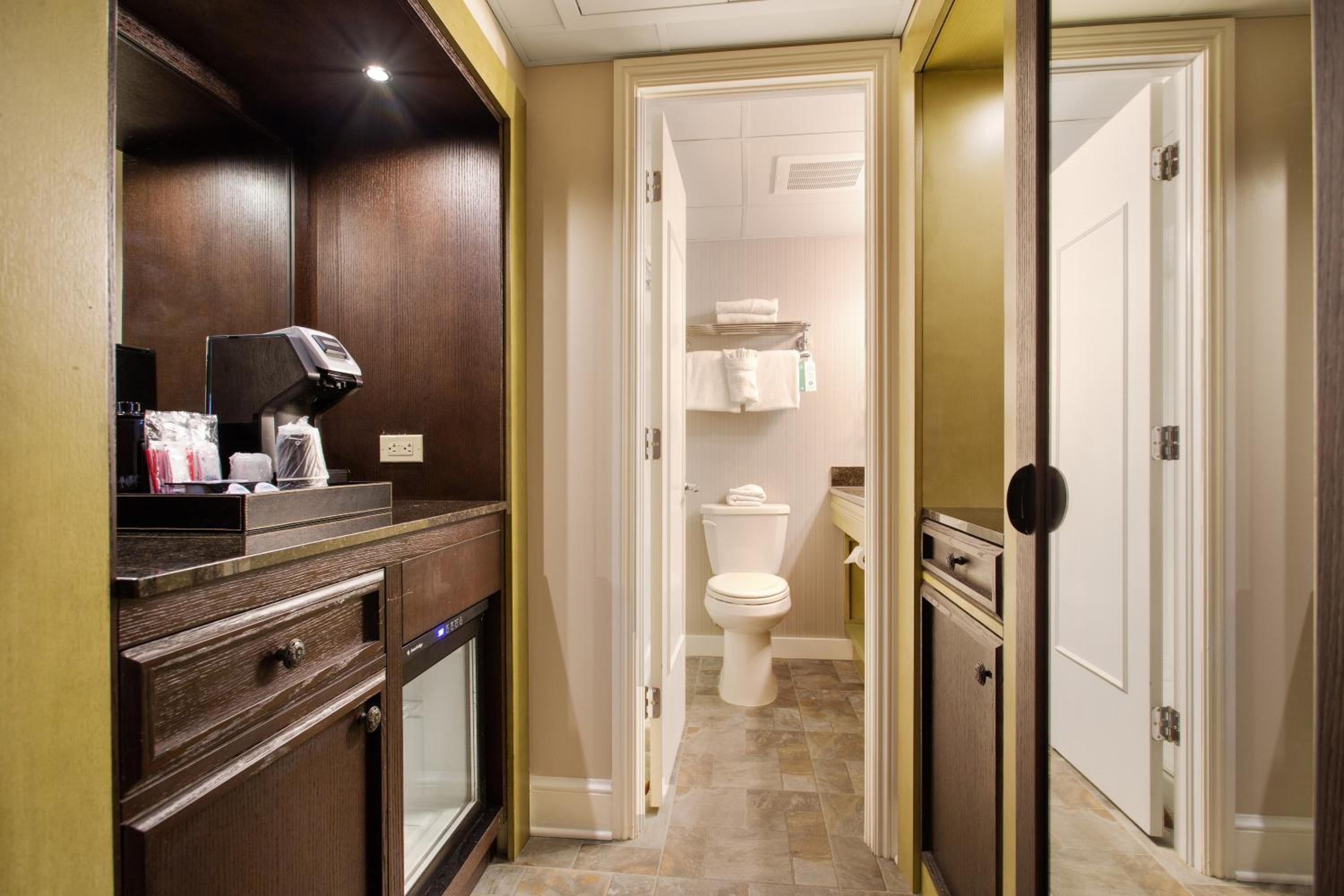 Deluxe Room with Two Queen Beds - Photo 5