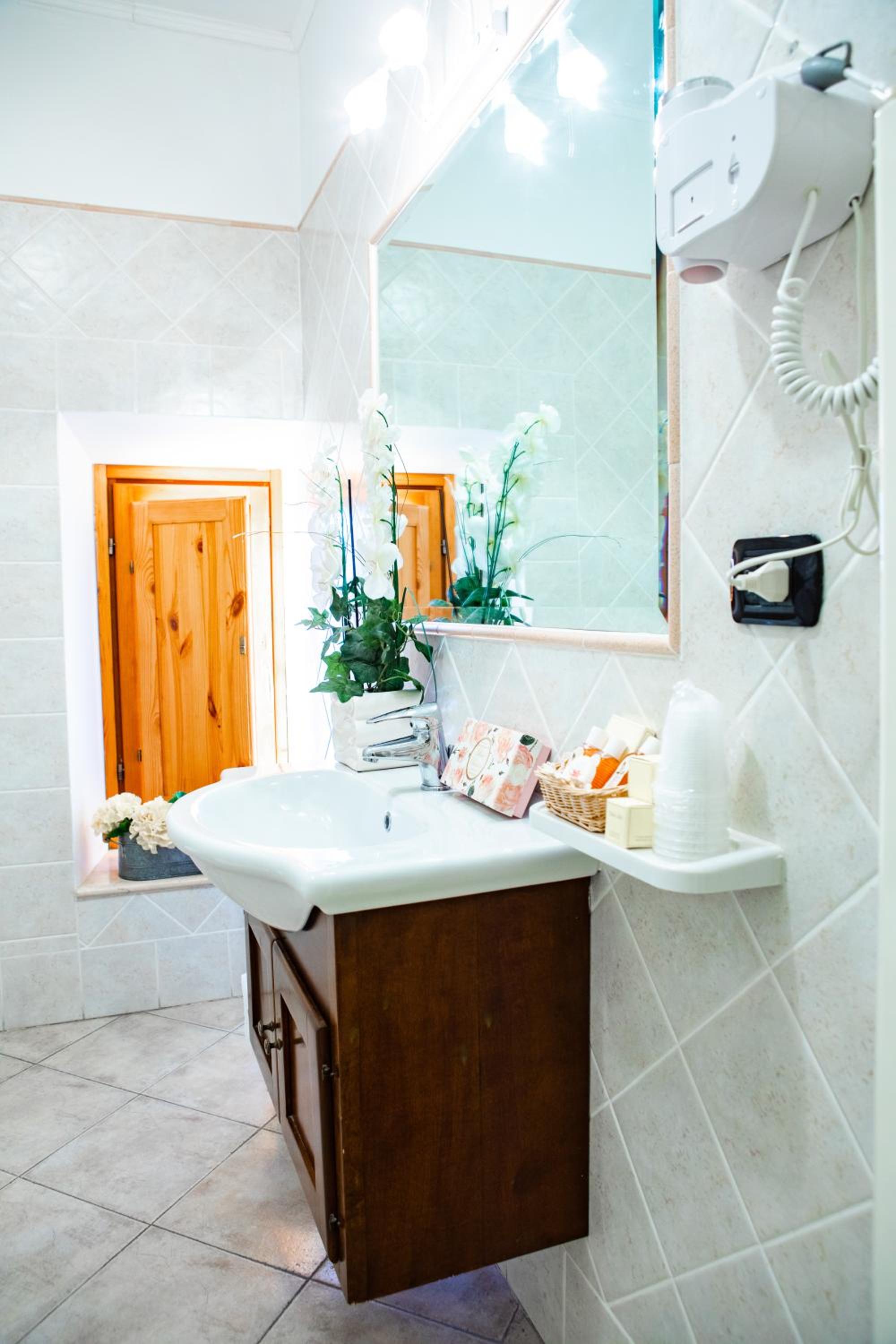Double or Twin Room - Photo 7