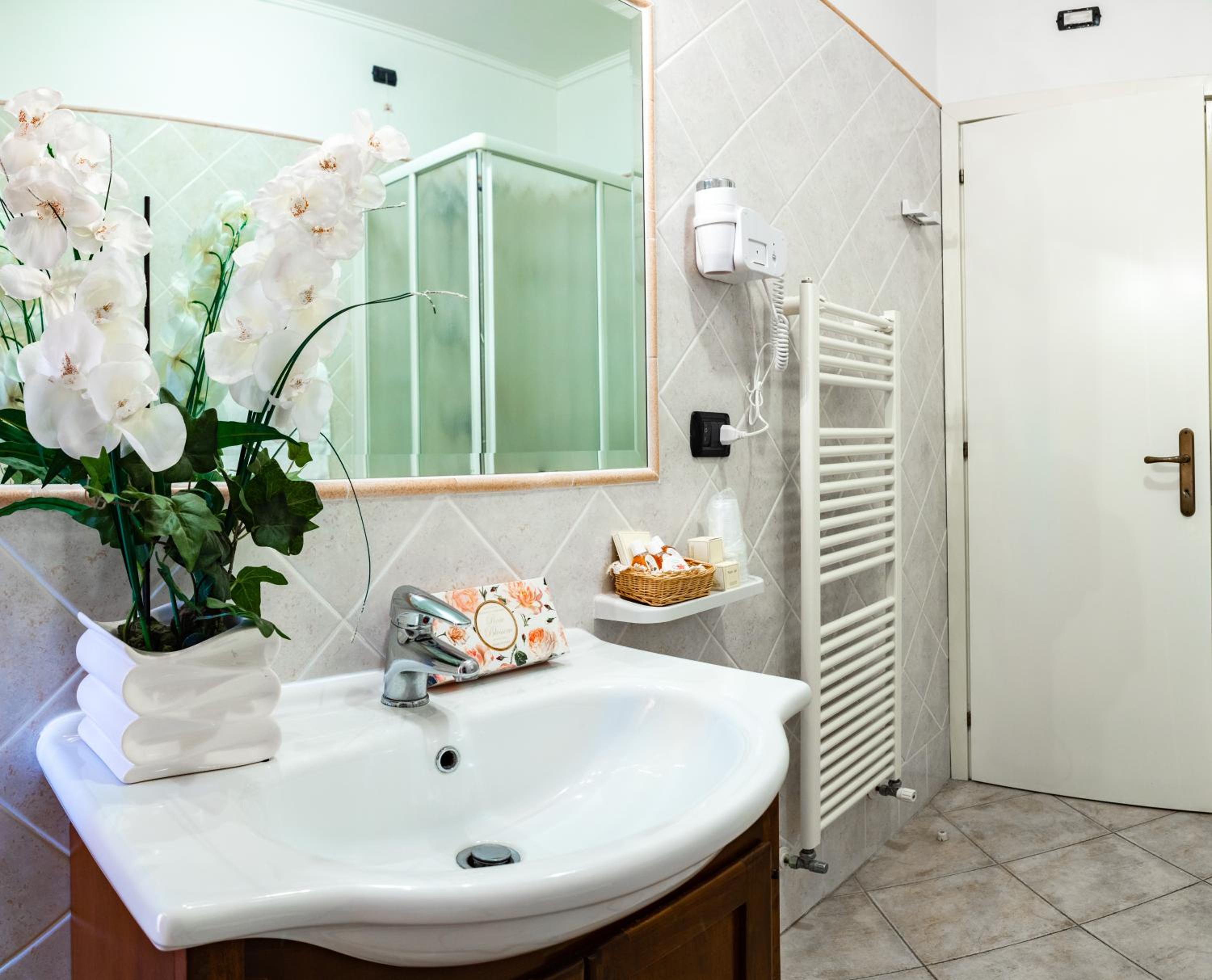 Double or Twin Room - Photo 6