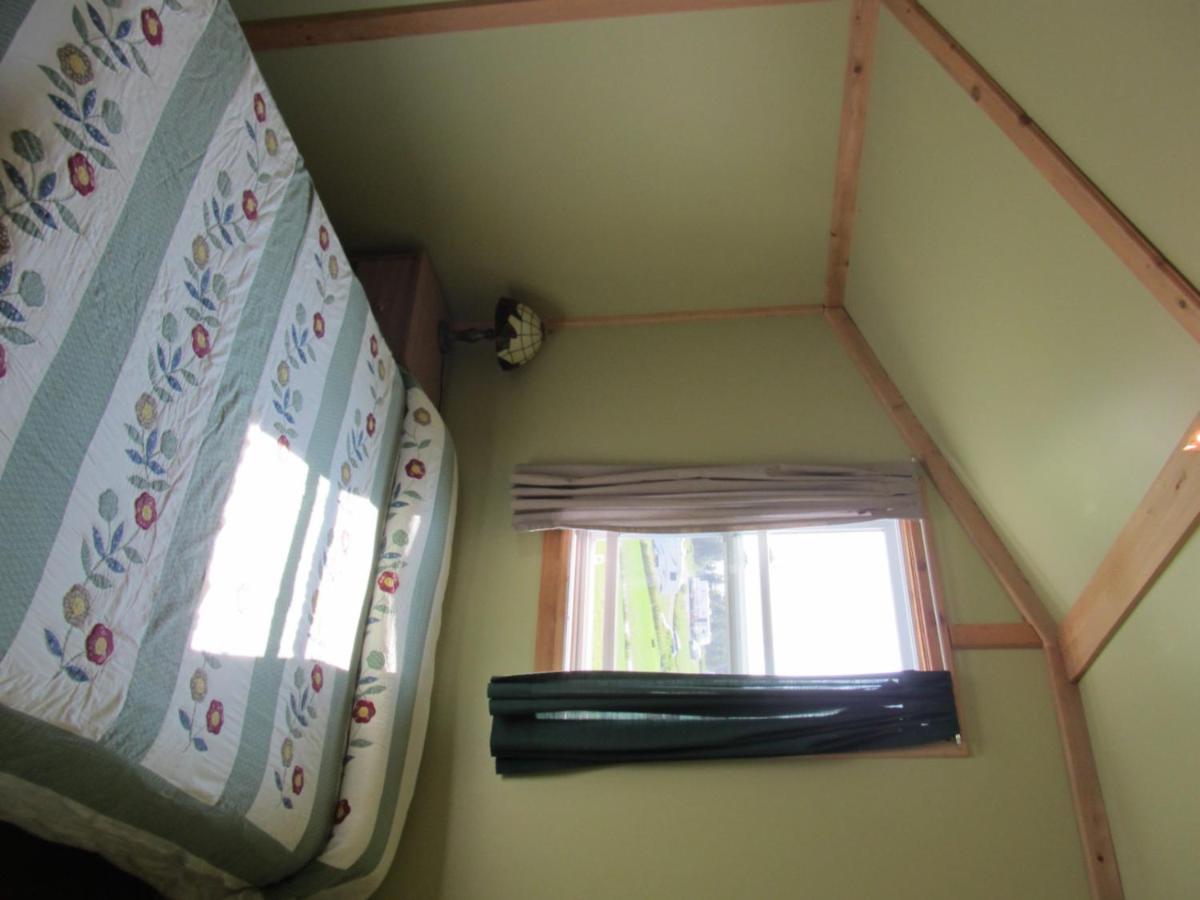 One-Bedroom Chalet with Kitchenette