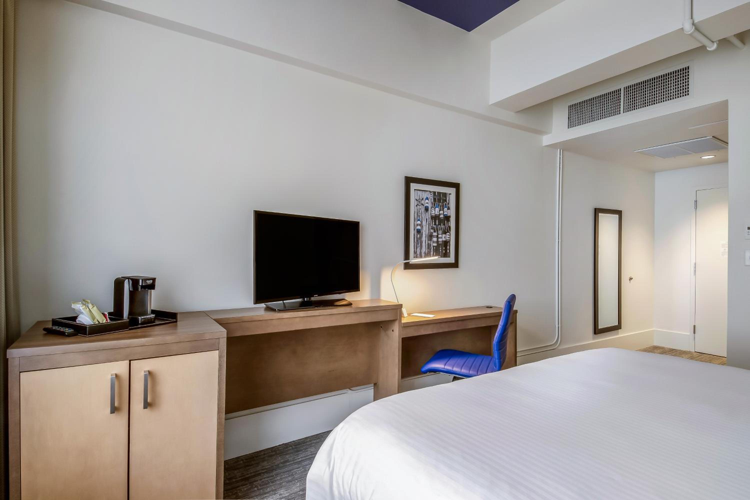 Queen Room with Two Queen Beds - Non-Smoking photo 2