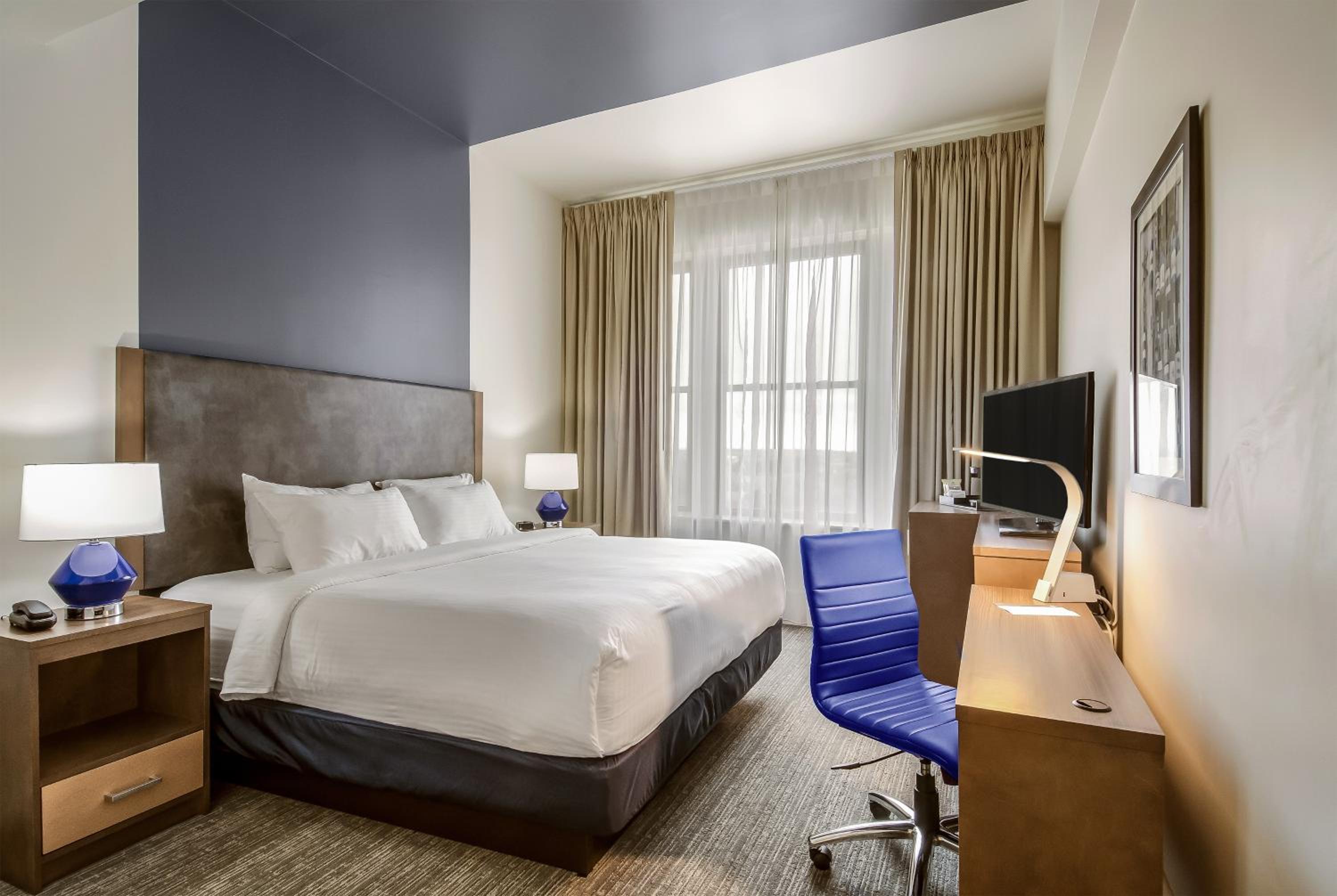 King Suite - Accessible/Non-Smoking photo 3