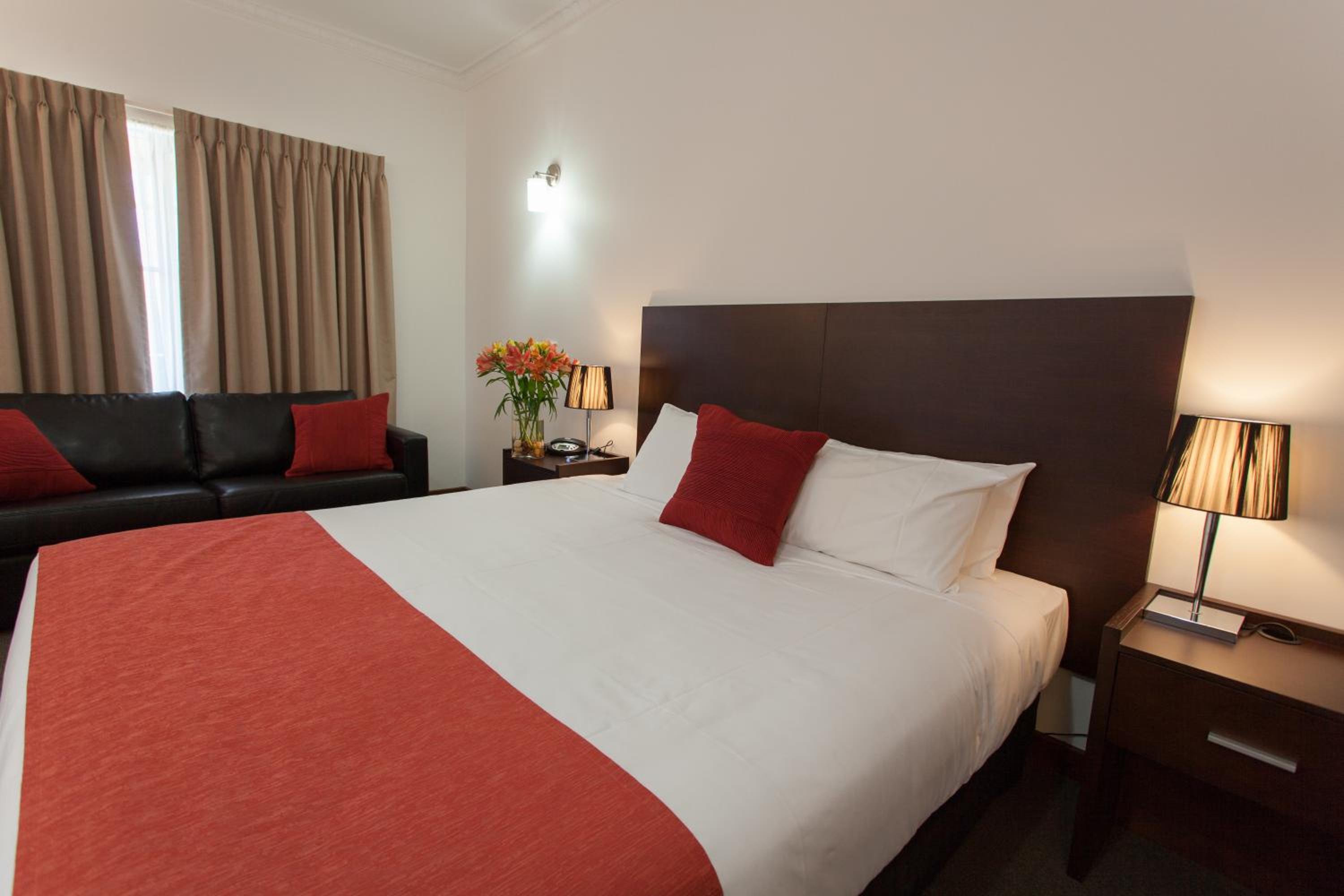 Deluxe king bed room - Photo 1