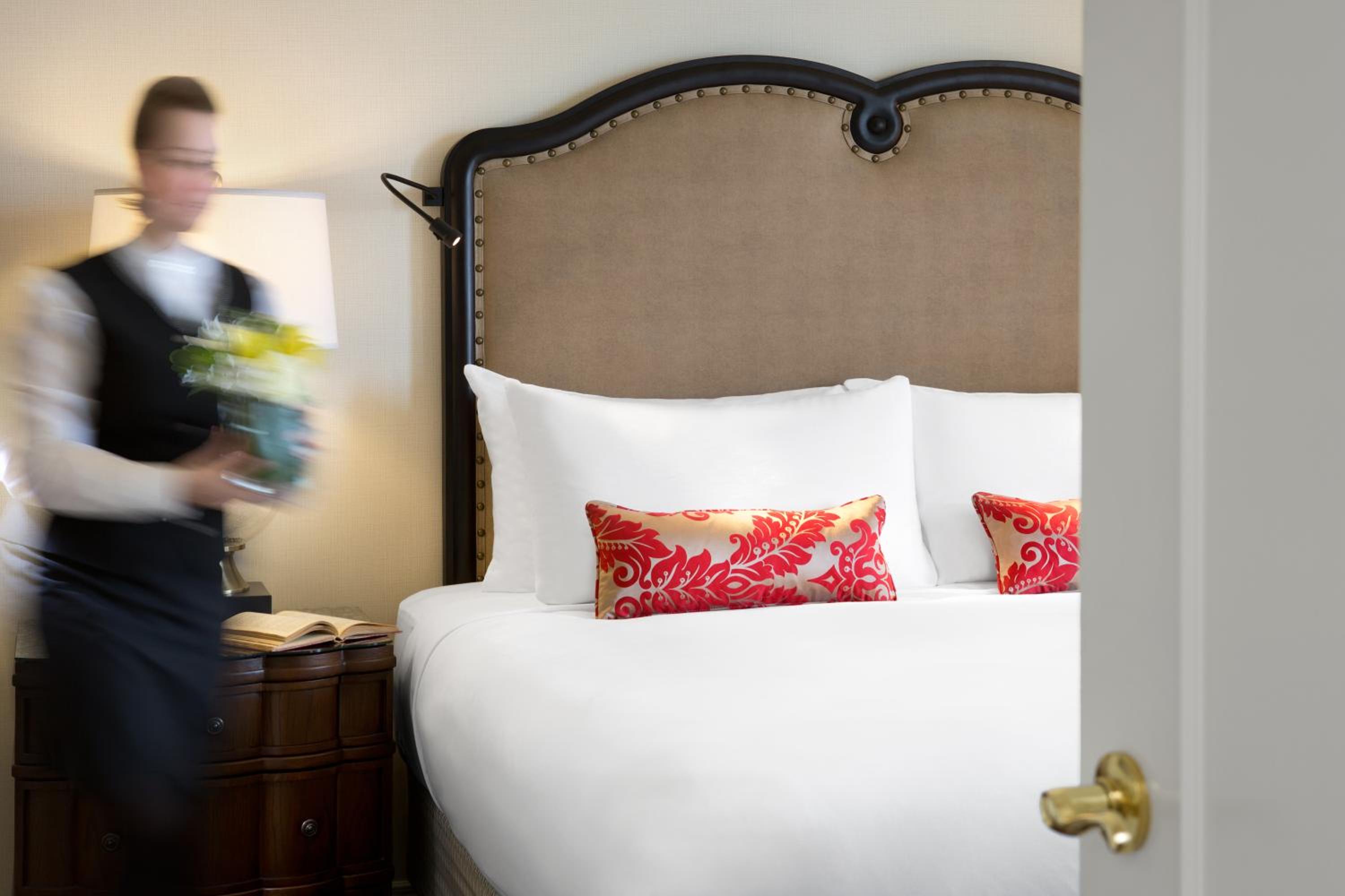 One-Bedroom Suite with Lake View