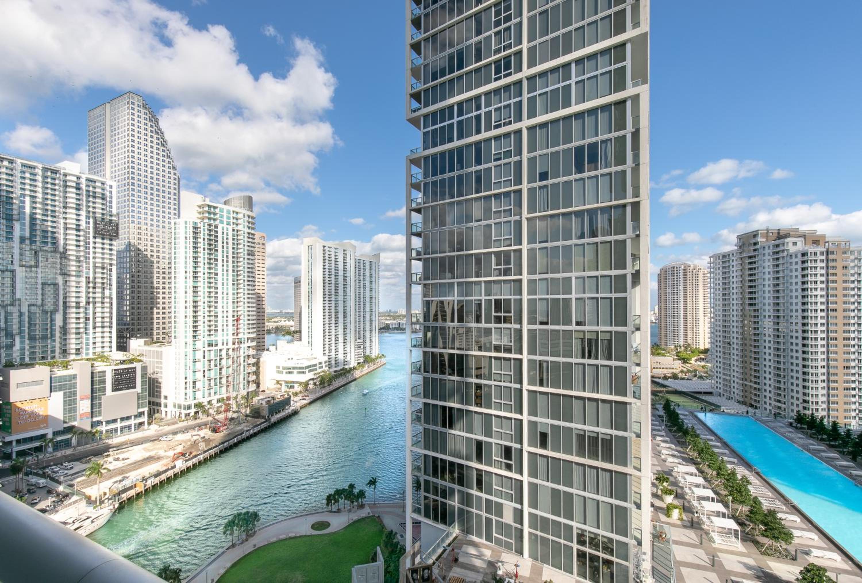 Boutique One Bedroom Apartment Ocean Views Balcony thumbnail 5
