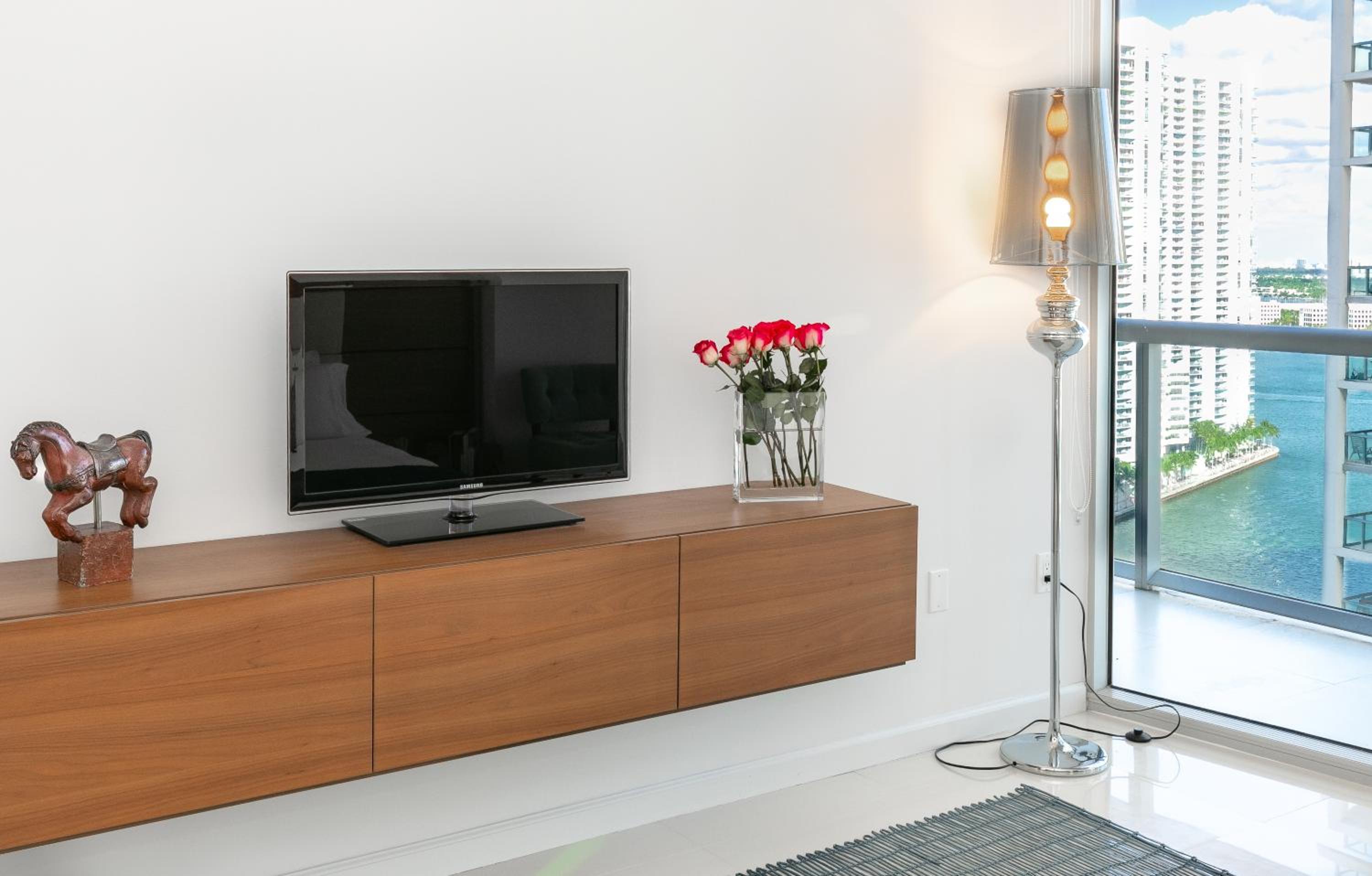 Boutique One Bedroom Apartment Ocean Views Balcony thumbnail 5