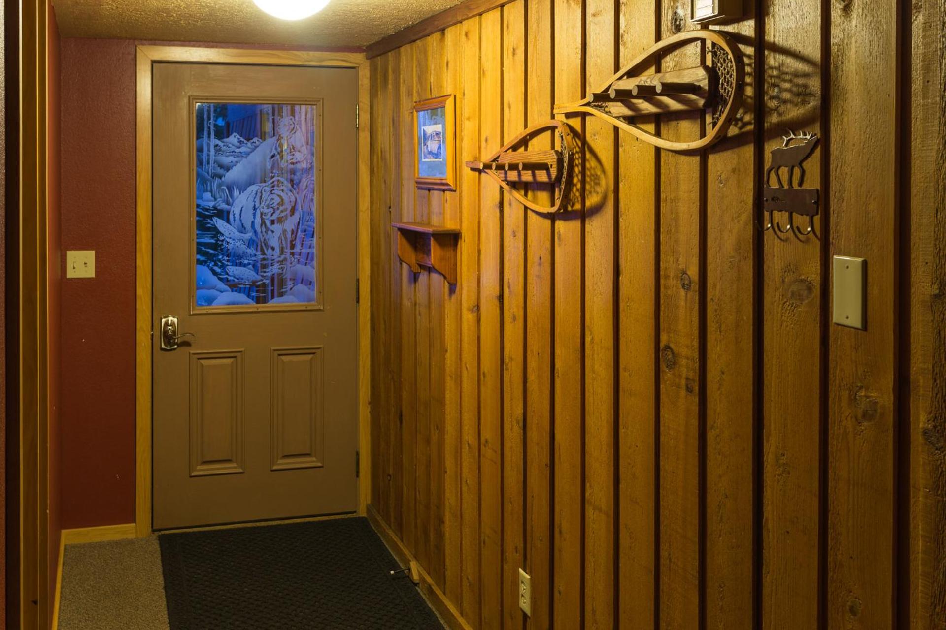 Six-Bedroom House photo 3