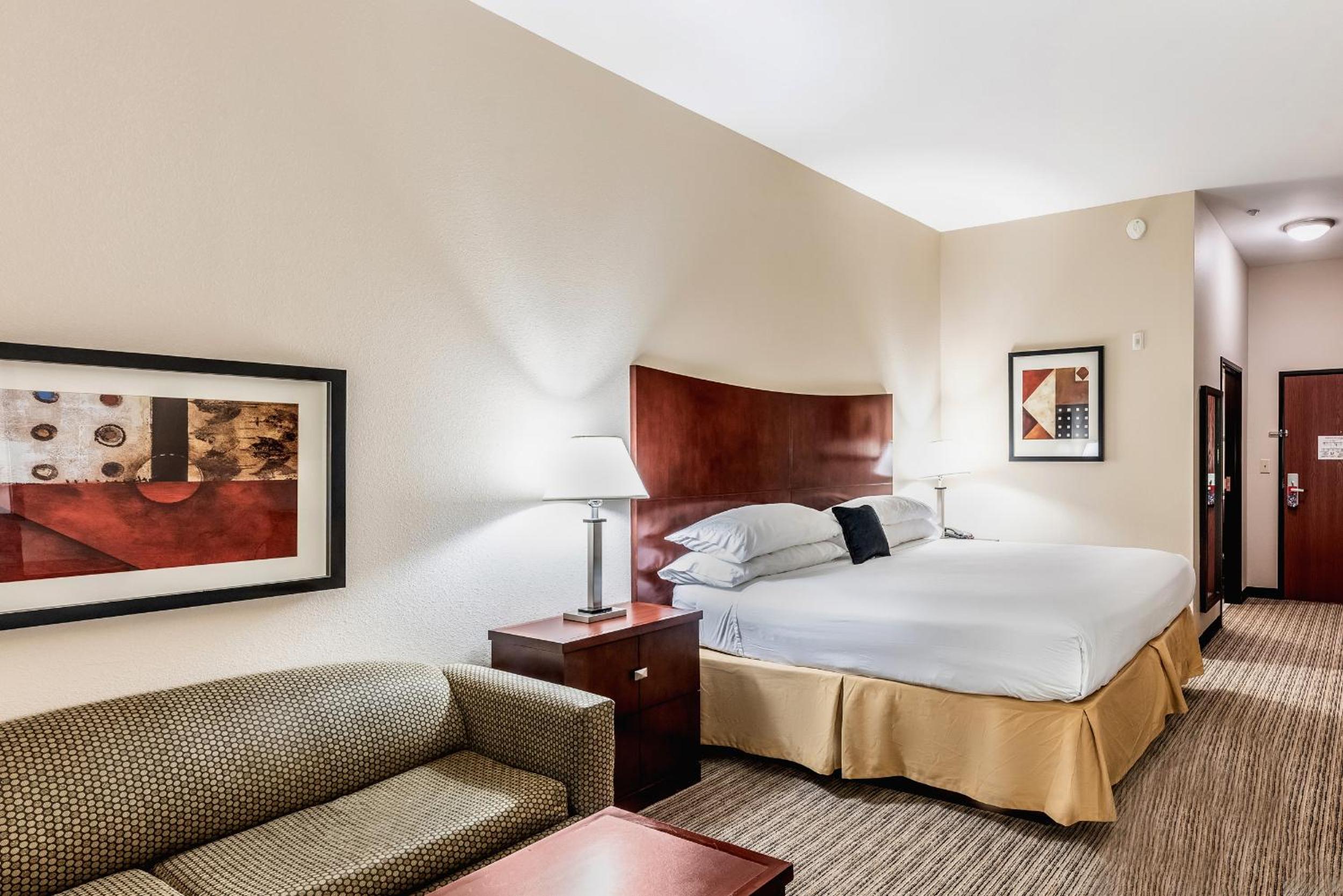 King Bed - Photo 8