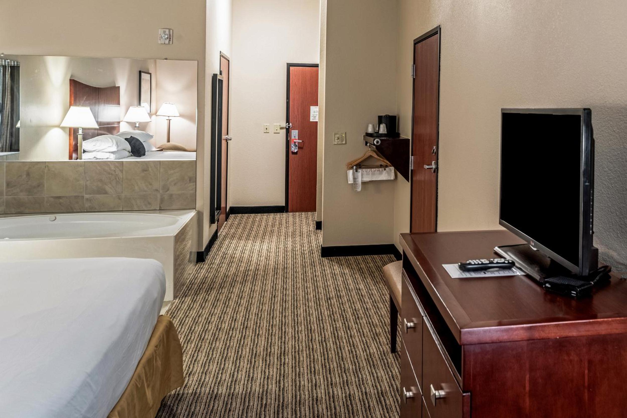 King Suite Jacuzzi - Photo 3