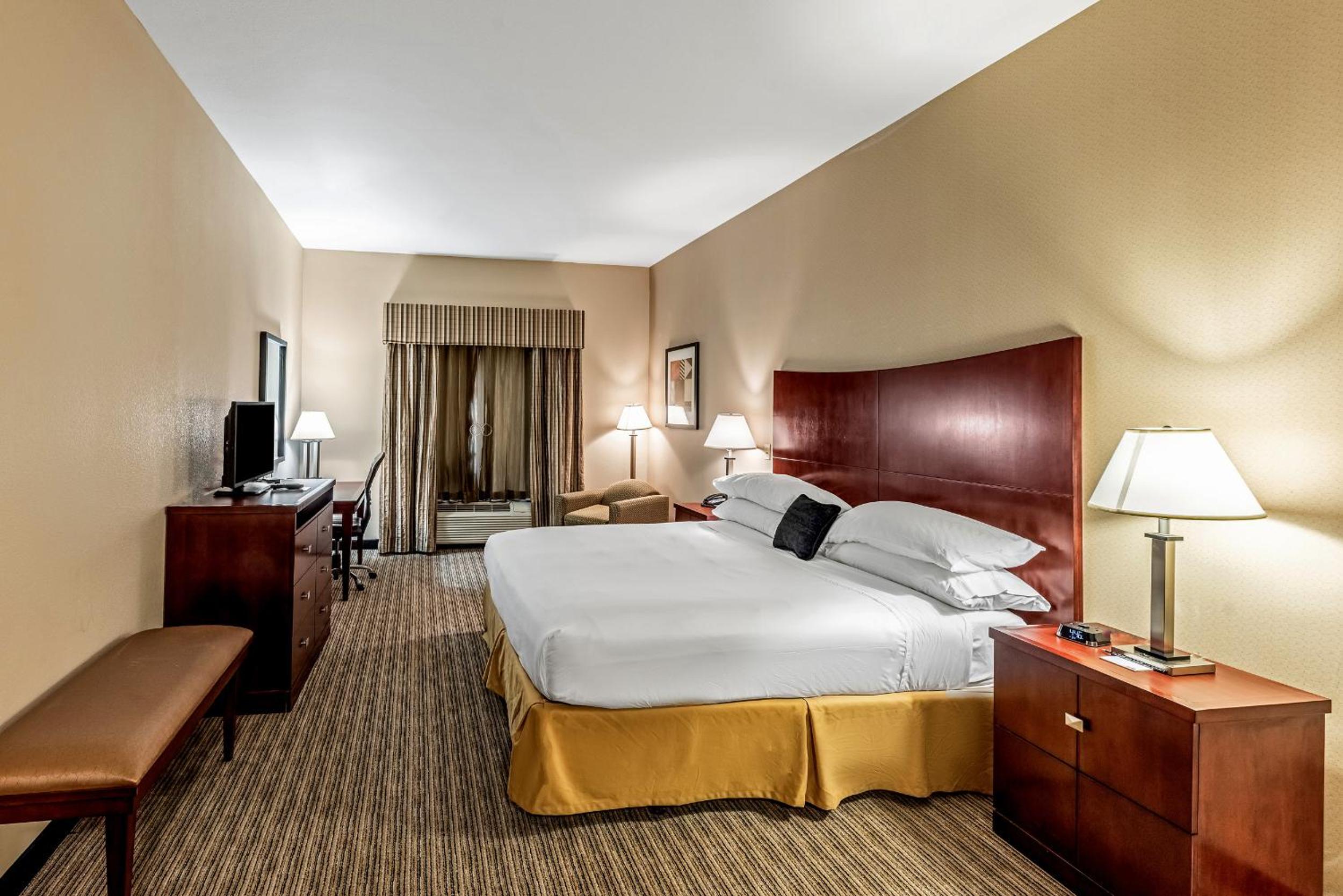 King Bed - Photo 1